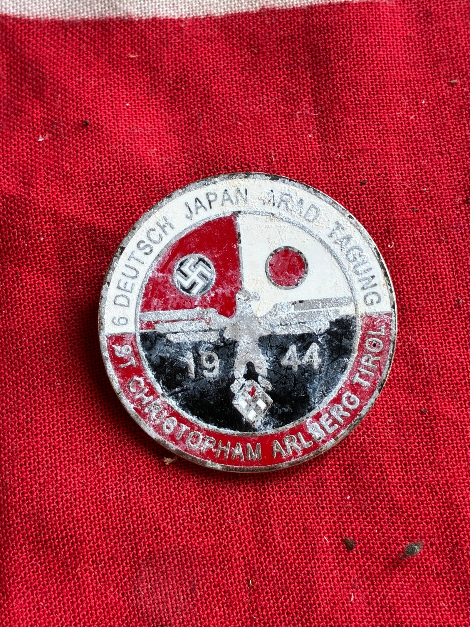 WW2 GERMAN JAPANESE 1942 ALLIANCE ENAMELED LAPEL BADGE BY RZM M1/122: WW2 GERMAN JAPANESE 1942 ALLIANCE ENAMELED LAPEL BADGE BY RZM M1/122. A RARE FIND. RETAINS MOST OF ITS ORIGINAL SHAPE AND CONDITION. SHOWS GOOD WEAR AND USE WITH A BEAUTIFUL PATINA THROUGHOUT. PLEASE 