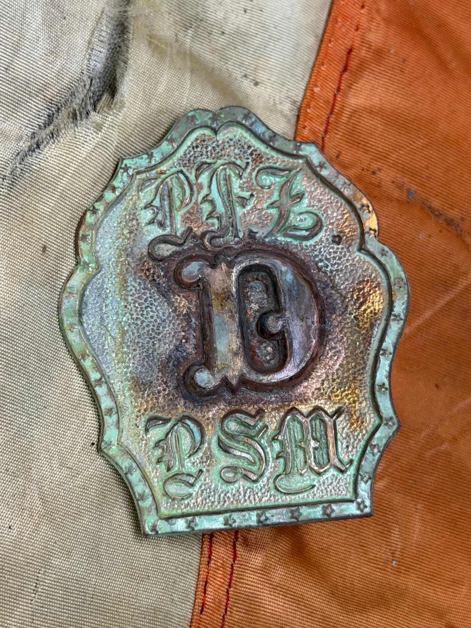CIVIL WAR PENNSYLVANIA FIRE ZOUAVES OFFICER HEADGEAR BADGE INSIGNIA: CIVIL WAR PENNSYLVANIA FIRE ZOUAVES OFFICER HEADGEAR BADGE INSIGNIA. AN ULTRA RARE FIND. SHOWS GOOD WEAR AND USE WITH A BEAUTIFUL OVERALL PATINA. HAS A GREAT LOOK TO IT WITH AN EXCELLENT OVERALL EYE A