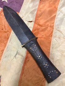 1800'S BEAVER TAIL HUDSON BAY NATIVE AMERICAN INDIAN TRADE DAG KNIFE WITH HORSESHOE PIN ENGRAVING ON