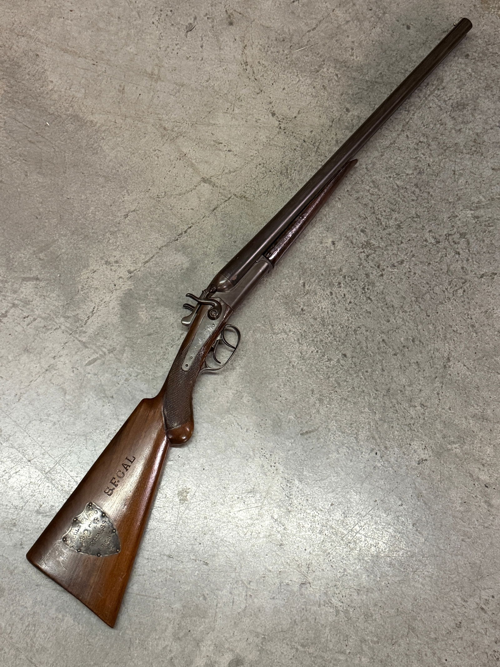 1889 WELLS FARGO #27 ID'D AGENT DOUBLE BARREL W.F. GUARD SHOTGUN: 1889 WELLS FARGO #27 ID'D AGENT DOUBLE BARREL W.F. GUARD SHOTGUN. A VERY RARE FIND. SHOWS GOOD WEAR AND USE WITH A BEAUTIFUL OVERALL PATINA. HAS ALL THE MARKINGS AND AGEN ID ON THE BUTT OF THIS BEAUTI