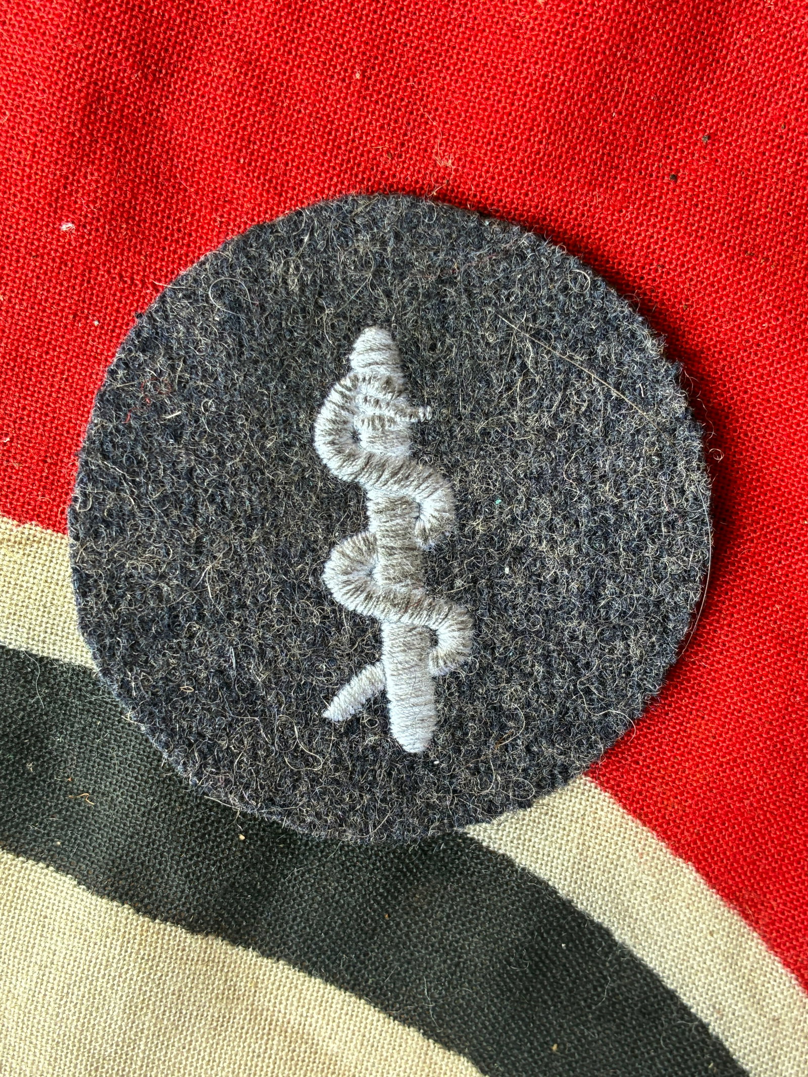 WW2 German Luftwaffe NCO medical personnel proficiency arm patch: WW2 German Luftwaffe NCO medical personnel proficiency arm patch. Luftwaffe medical personnel or Sanitätstruppen Offizier arm patch or Tätigkeitsabzeichen. Nice example in good used condition.