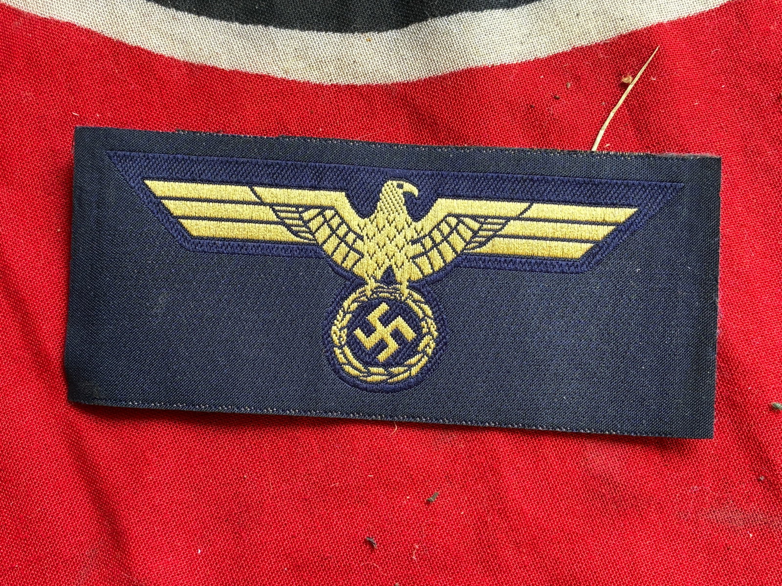WWII GERMAN KRIEGSMARINE OVERSEAS CAP EAGLE: WWII GERMAN KRIEGSMARINE OVERSEAS CAP EAGLE. MACHINE WOVEN CONSTRUCTION. EXCELLENT CONDITION.