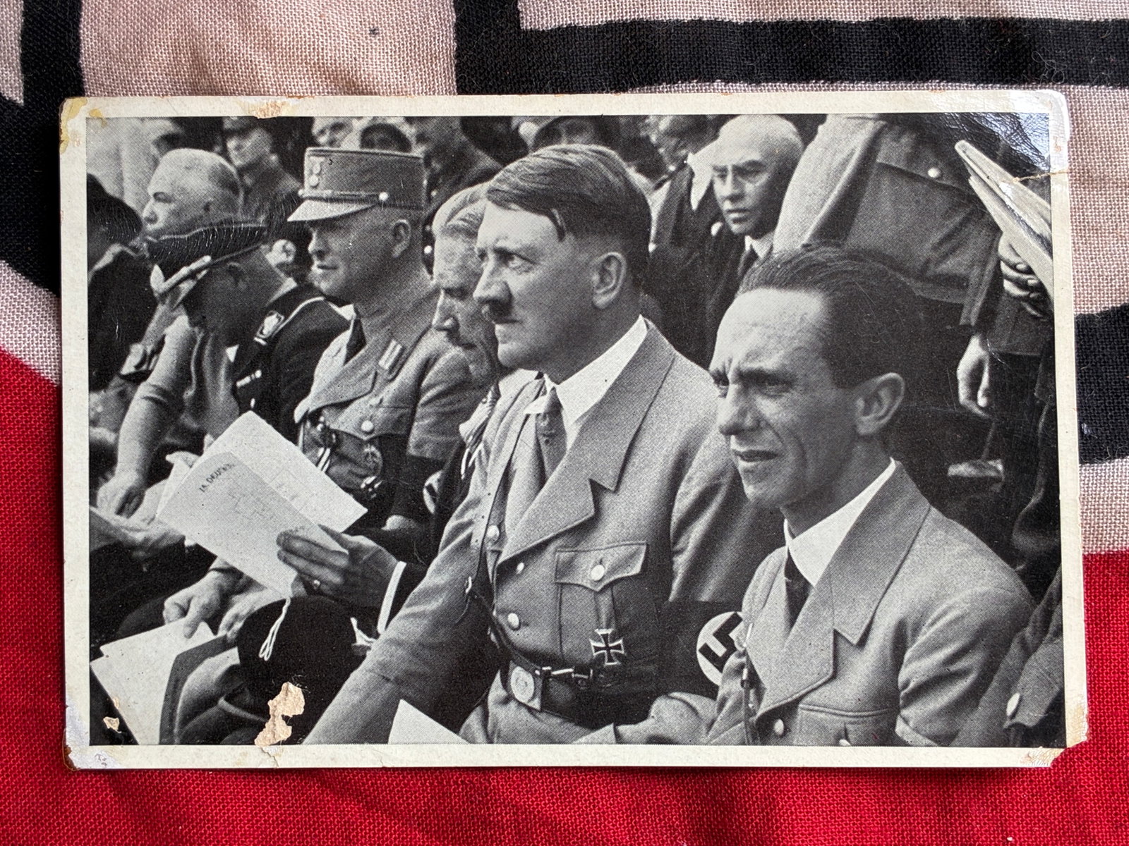 WW2 GERMAN ADOLF HITLER SITTING WITH ELITE'S PHOTOGRAPH: WW2 GERMAN ADOLF HITLER SITTING WITH ELITE'S PHOTOGRAPH
