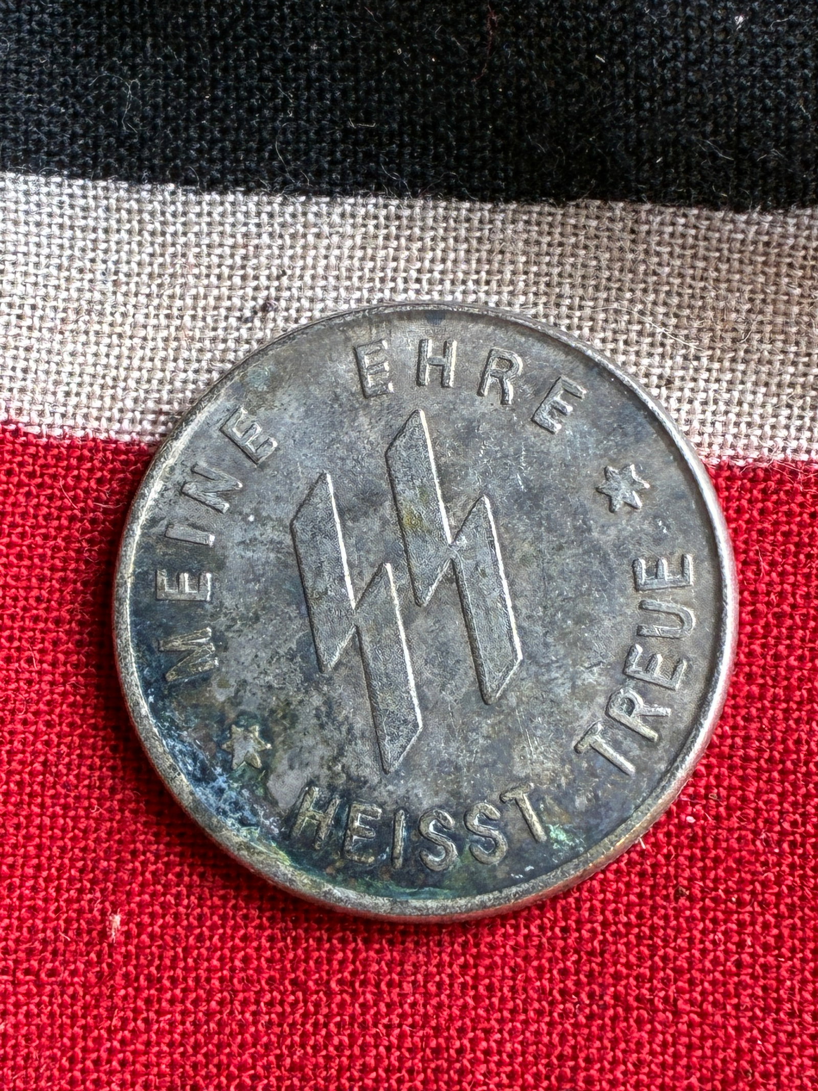 WW2 GERMAN TOTENKOPF SS 1 SCHILLING SILVER COIN: WW2 GERMAN TOTENKOPF SS 1 SCHILLING SILVER COIN. A VERY RARE FIND. PLEASE VIEW ALL DETAILED PICTURES.