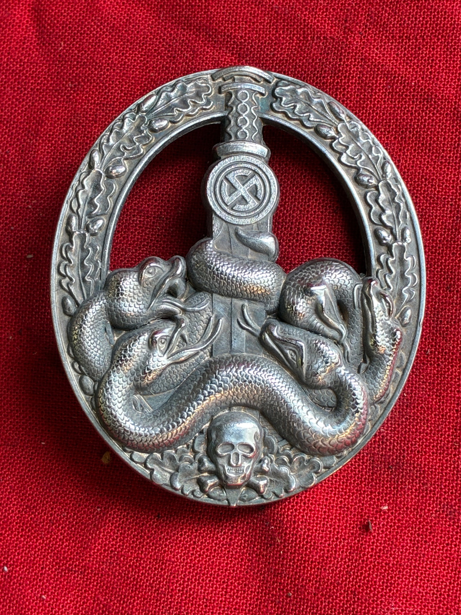 1944 WW2 German Fuhrer Anti Partisan War Reward Badge Pin: 1944 WW2 German Fuhrer Anti Partisan War Reward Badge Pin. Shows good wear and use with a beautiful overall patina. Shows good wear and use. Very well constructed. Please view all detailed pictures. A