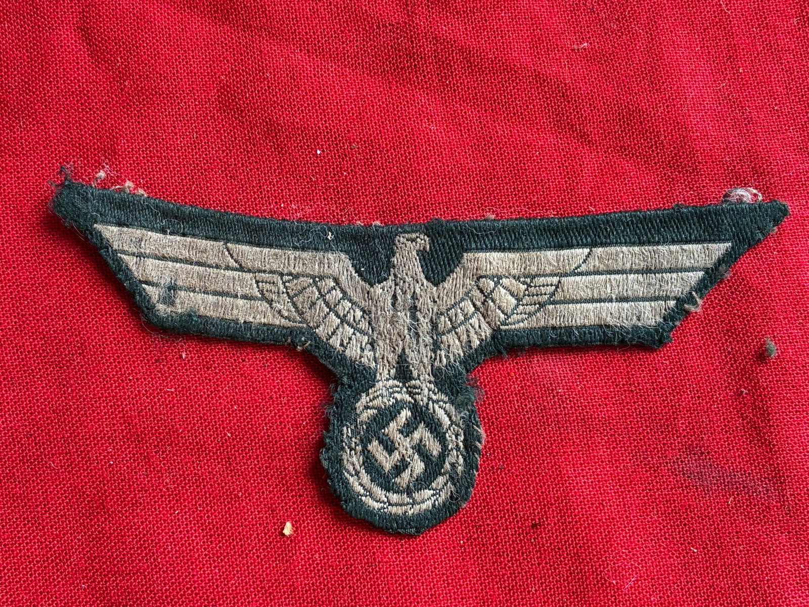 Vet Bring Back WW2 German Army NCO Breast Eagle Patch: Vet Bring Back WW2 German Army NCO Breast Eagle Patch. This is a near excellent original breast eagle with flat silver/aluminum wire embroidered eagle/swastika onto the dark green patch with dark gree