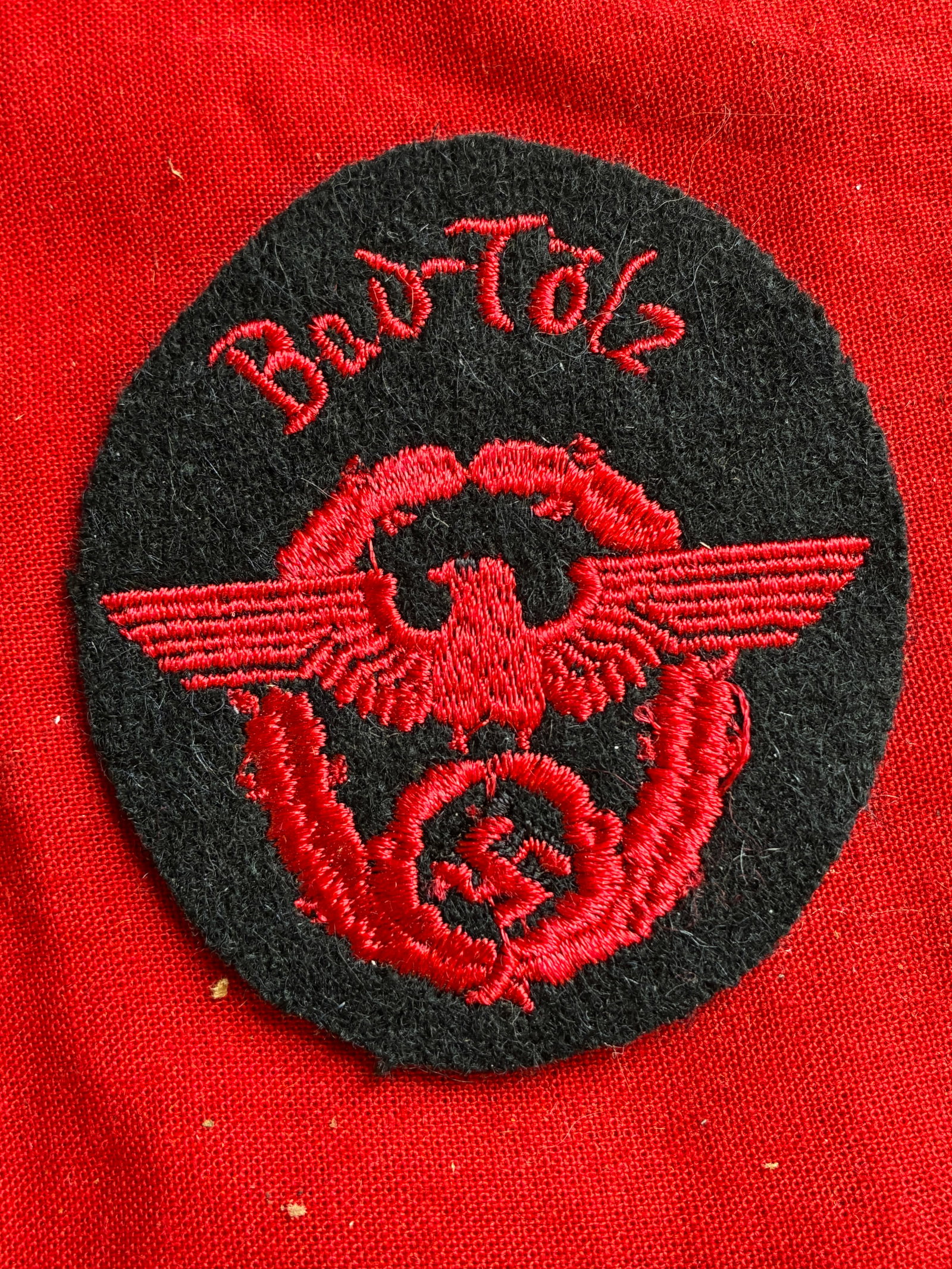 WW2 GERMAN POLICE BAD-TOLZ SLEEVE BADGE INSIGNIA: WW2 GERMAN POLICE BAD-TOLZ SLEEVE BADGE INSIGNIA. A RARE FIND. SHOWS GOOD WEAR AND USE WITH A BEAUTIFUL OVERALL PATINA. PLEASE VIEW ALL DETAILED PICTURES. A RARE FIND.