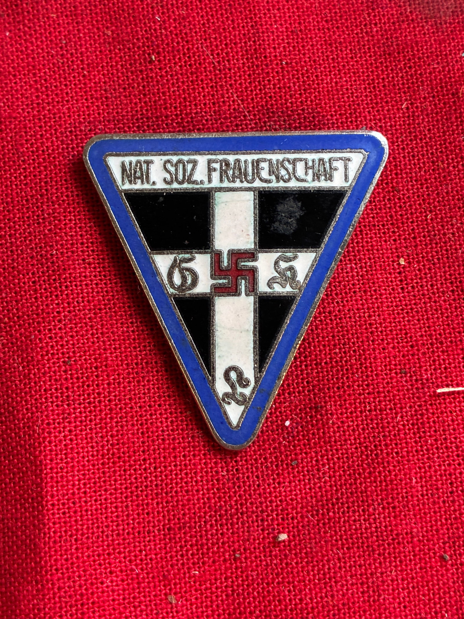 1930's German Nat. Soz Frauenschaft "National Social Women hood" Enamel Pin Badge By RZM M1/13: 1930's German Nat. Soz Frauenschaft "National Social Women hood" Enamel Pin Badge By RZM M1/13. A rare find. Shows good wear and use with a beautiful overall patina. Please view all detailed pictures.