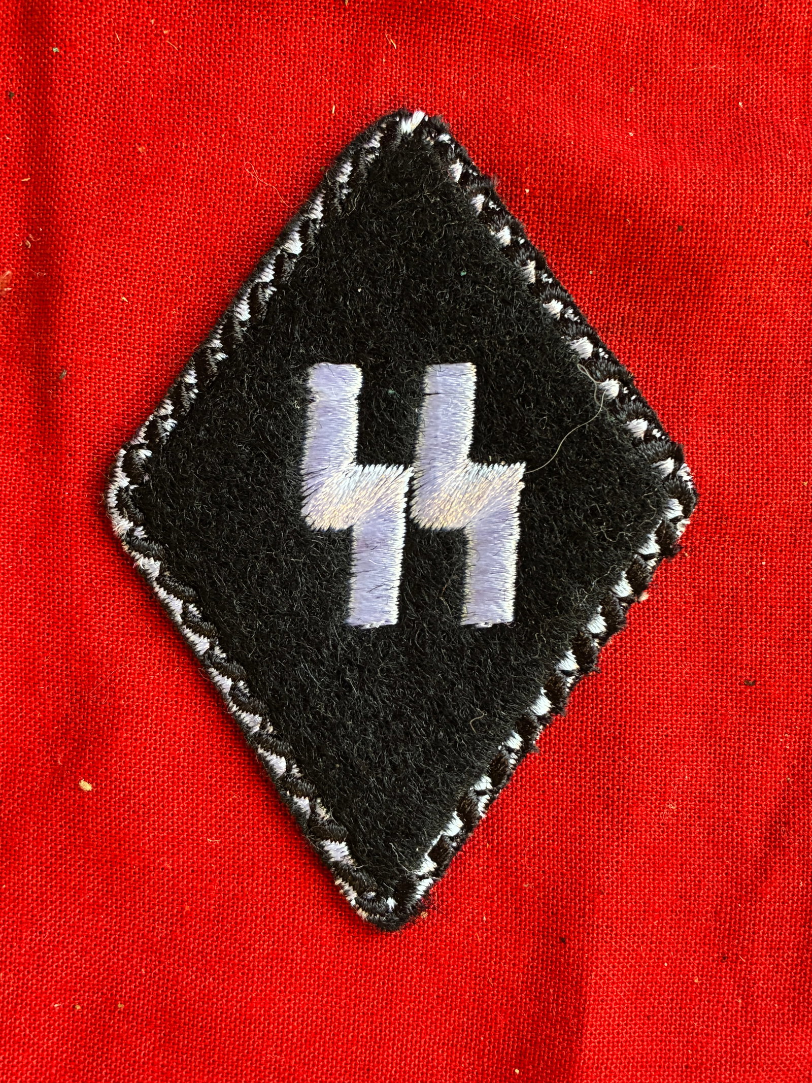 RARE WW2 GERMAN WAFFEN SS SLEEVE DIAMOND BADGE: RARE WW2 GERMAN WAFFEN SS SLEEVE DIAMOND BADGE. A RARE FIND. SHOWS GOOD WEAR AND USE WITH A BEAUTIFUL OVERALL PATINA. PLEASE VIEW ALL DETAILED PICTURES. A SCARCE EXAMPLE.