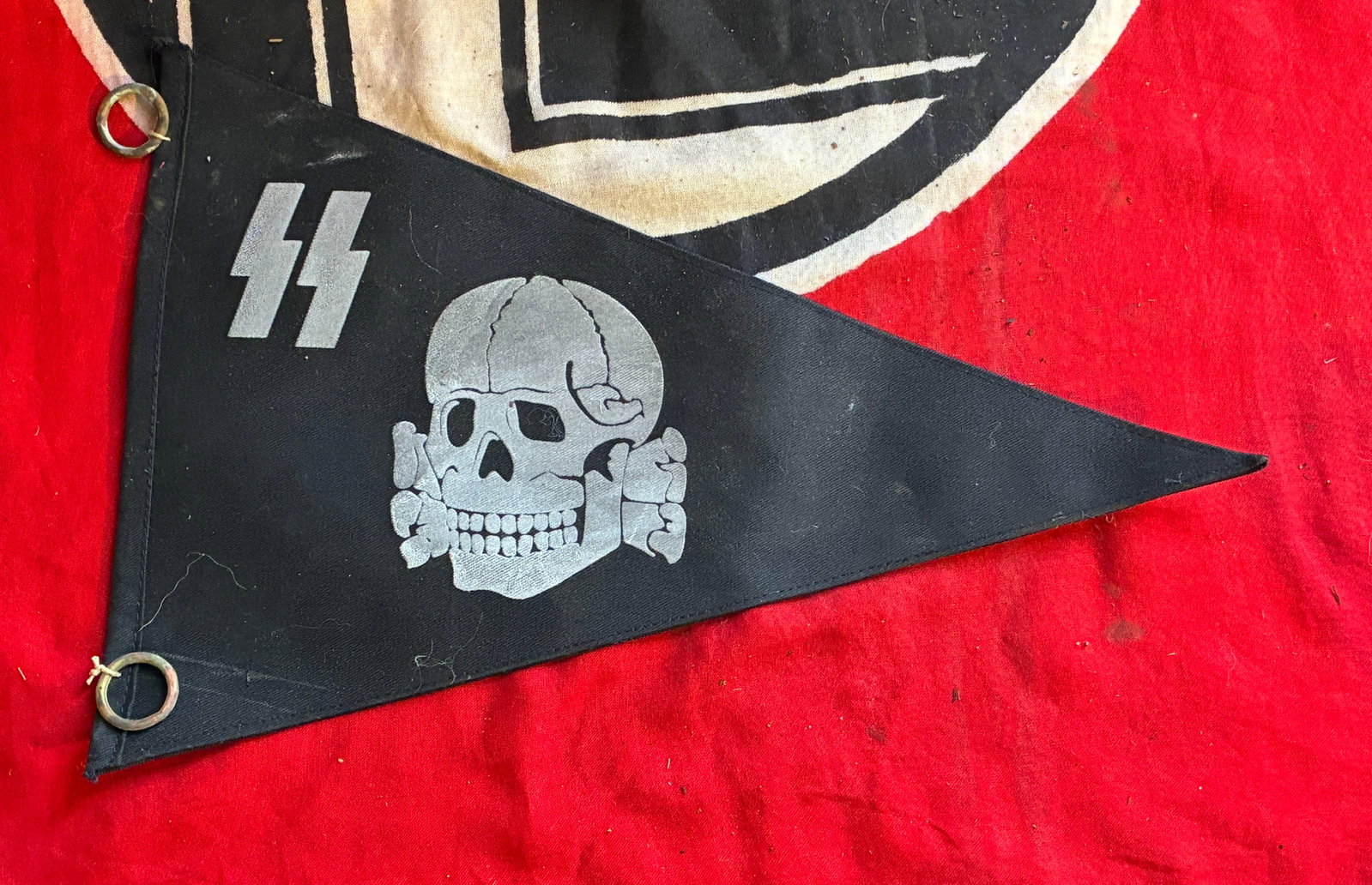 RARE WW2 GERMAN TOTENKOPF SS SKULL VEHICLE PENNANT: RARE WW2 GERMAN TOTENKOPF SS SKULL VEHICLE PENNANT. A RARE FIND. SHOWS GOOD WEAR AND USE WITH A BEUATIFUL OVERALL PATINA. PLEASE VIEW ALL DETAILED PICTURES. A RARE EXAMPLE OF THE TIME PERIOD.