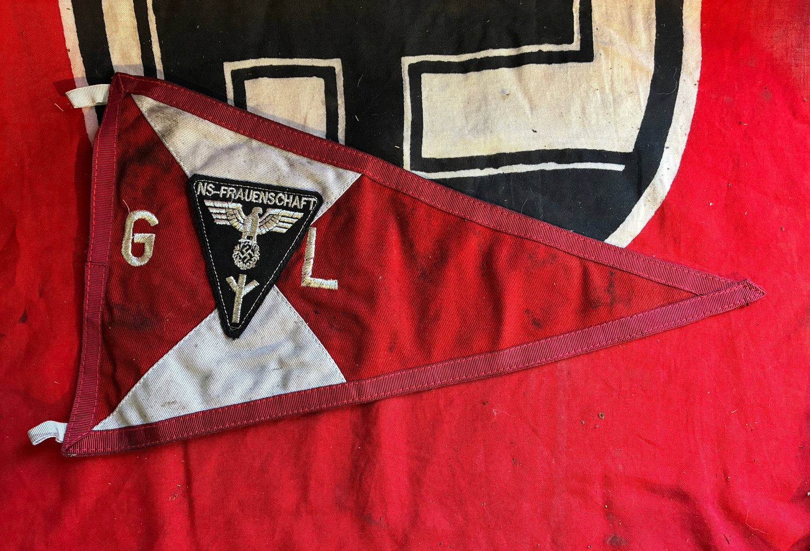 WW2 German NS-Frauenschaft Gaufrauenschaftsleiterin Kfz-Diensstellungszeichen 1940-1941 Vehicle: WW2 German NS-Frauenschaft Gaufrauenschaftsleiterin Kfz-Diensstellungszeichen 1940-1941 Vehicle Pennant. A very rare double sided pennant that is in mint overall shape and condition with a beautiful o