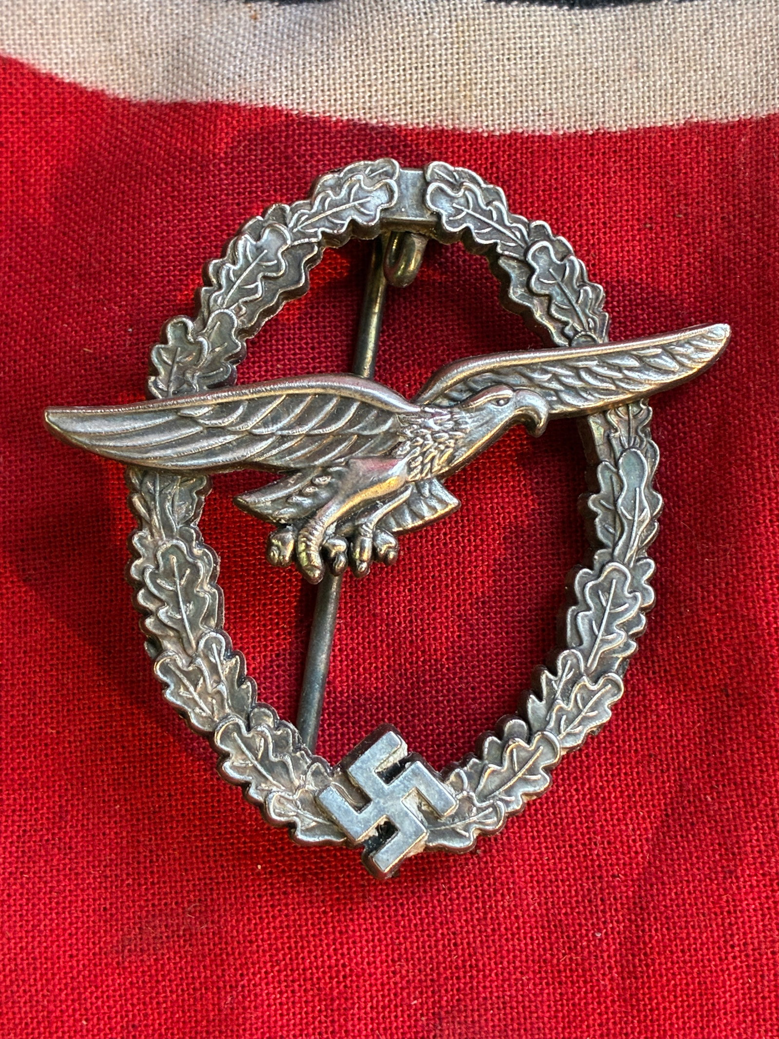 WW2 GERMAN LUFTWAFFE GLIDER PILOTS BADGE IN SILVER BY C.E. JUNCKER BERLIN SW: WW2 GERMAN LUFTWAFFE GLIDER PILOTS BADGE IN SILVER BY C.E. JUNCKER BERLIN SW. A VERY RARE FIND. SHOWS GOOD WEAR AND USE WITH A BEAUTIFUL OVERALL PATINA. PLEASE VIEW ALL DETAILED PICTURES. A RARE EXAMP