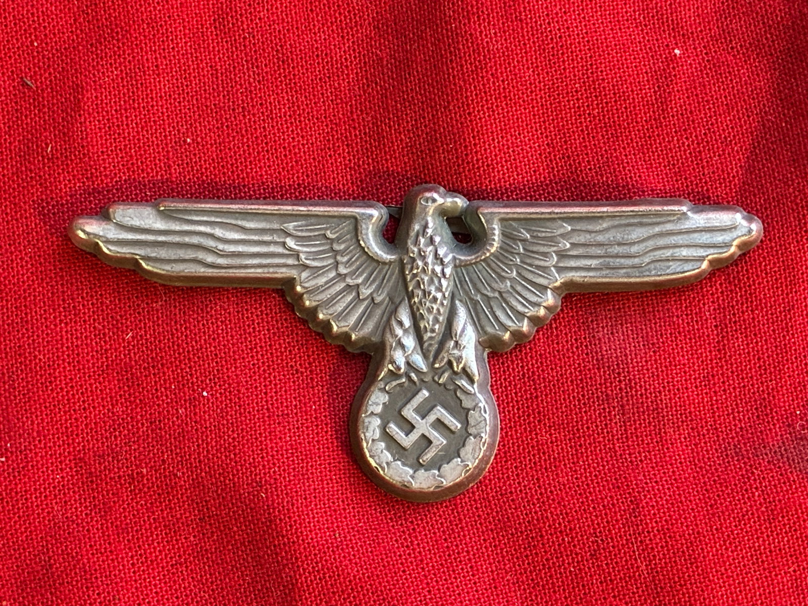 WW2 GERMAN WAFFEN SS VISOR CAP EAGLE BADGE INSIGNIA: WW2 GERMAN WAFFEN SS VISOR CAP EAGLE BADGE INSIGNIA. A RARE FIND. SHOWS GOOD WEAR AND USE WITH A BEAUTIFUL OVERALL PATINA. PLEASE VIEW ALL DETAILED PICTURES. A RARE EXAMPLE.