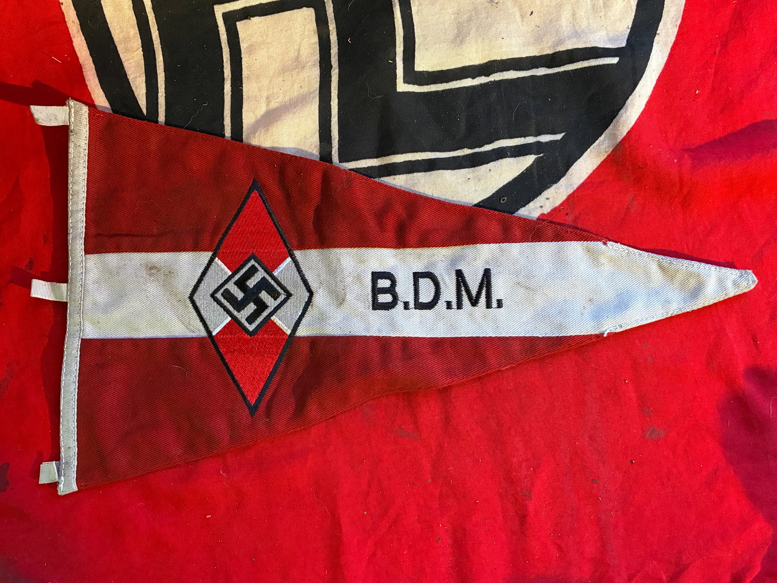 WW2 German Hitler Youth Bund Deutscher Mädel (BDM) / Jungmädel Wimpel Pennant: WW2 German Hitler Youth Bund Deutscher Mädel (BDM) / Jungmädel Wimpel Pennant. A double sided pennant that is in mint overall shape and condition with a beautiful overall patina. Please view all det