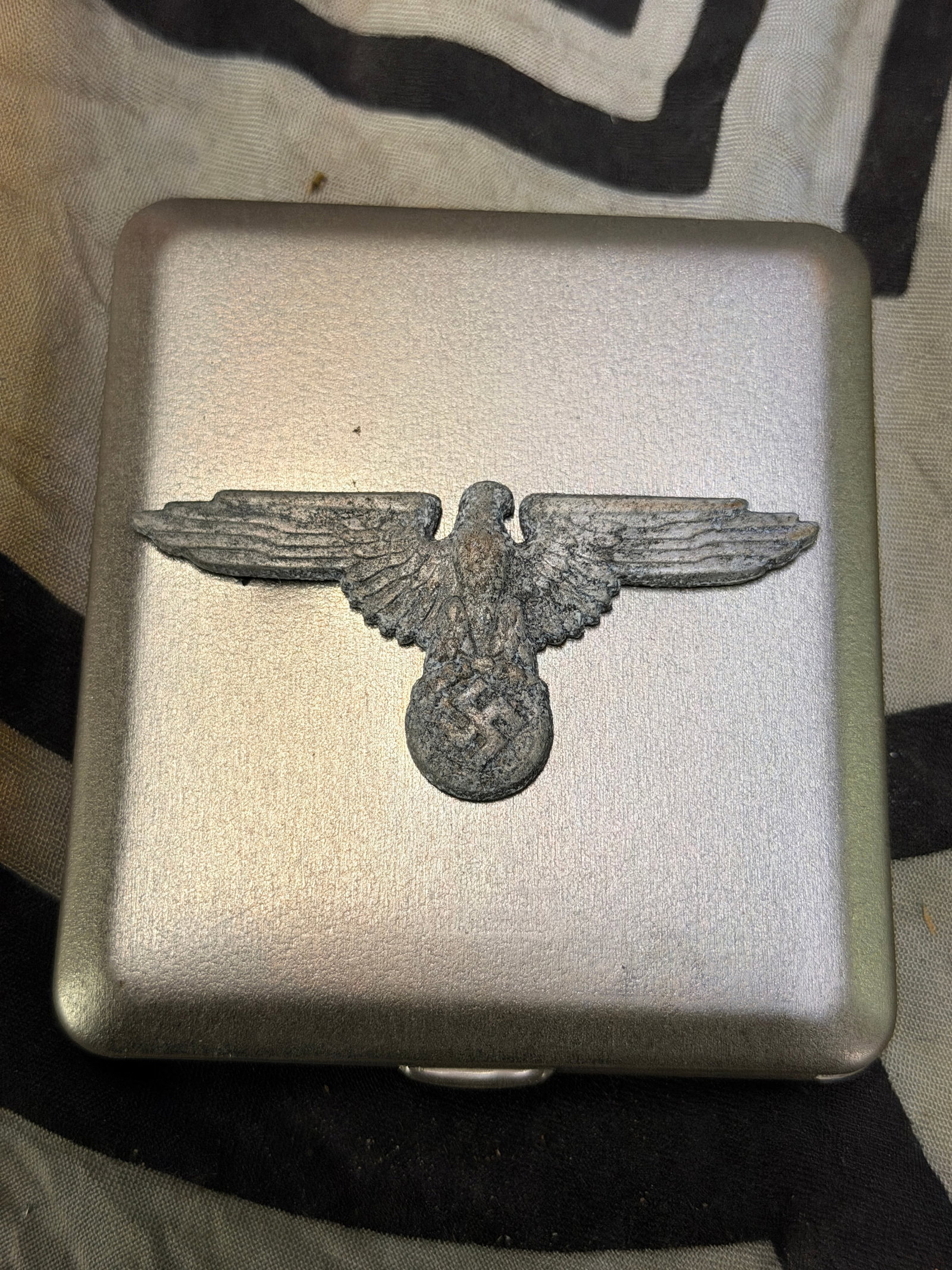 WW2 GERMAN WAFFEN SS OFFICER CIGARETTE CASE: WW2 GERMAN WAFFEN SS OFFICER CIGARETTE CASE. A RARE EXAMPLE. SHOWS GOOD WEAR AND USE WITH A BEAUTIFUL OVERALL PATINA. VERY WELL MADE. PLEASE VIEW ALL DETAILED PICTURES. A VERY RARE ANTIQUE WW2 GERMAN 