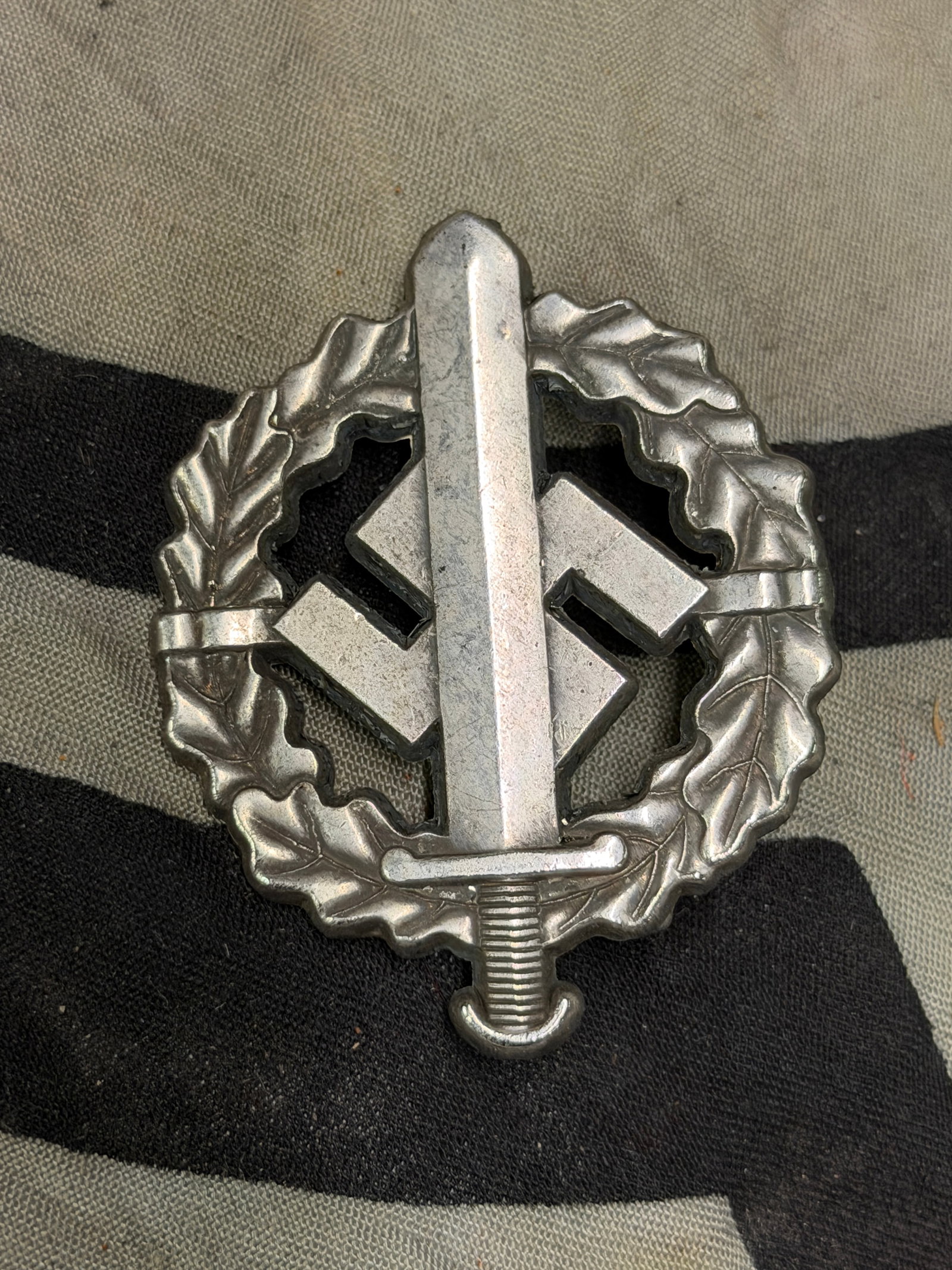 WW2 German NSDAP (NAZI PARTY) SA/SS Sports Badge In Bronze (SA-Sportabzeichen): WW2 German NSDAP (NAZI PARTY) SA/SS Sports Badge In Bronze (SA-Sportabzeichen). The SA, Sturmabteilung, (Storm/Assault Detachment), was originally formed in the August 1921 as a protective guard unit 