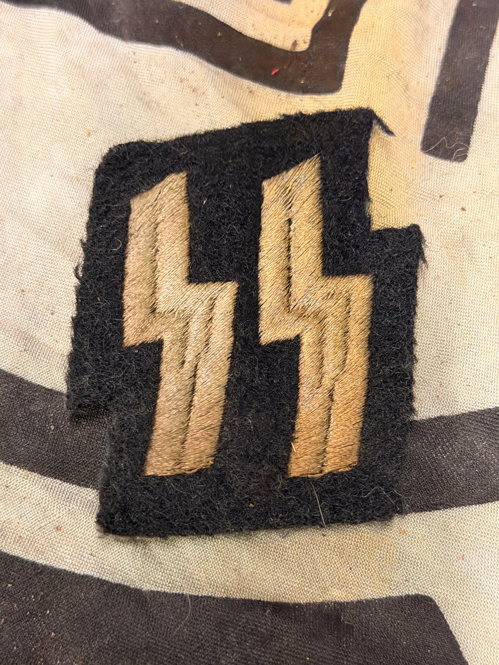 WW2 GERMAN WAFFEN SS SLEEVE CLOTH BADGE INSIGNIA: WW2 GERMAN WAFFEN SS SLEEVE CLOTH BADGE INSIGNIA. A RARE FIND. SHOWS GOOD WEAR AND USE WITH A BEAUTIFUL OVERALL PATINA. PLEASE VIEW ALL DETAILED PICTURES. A RARE EXAMPLE.