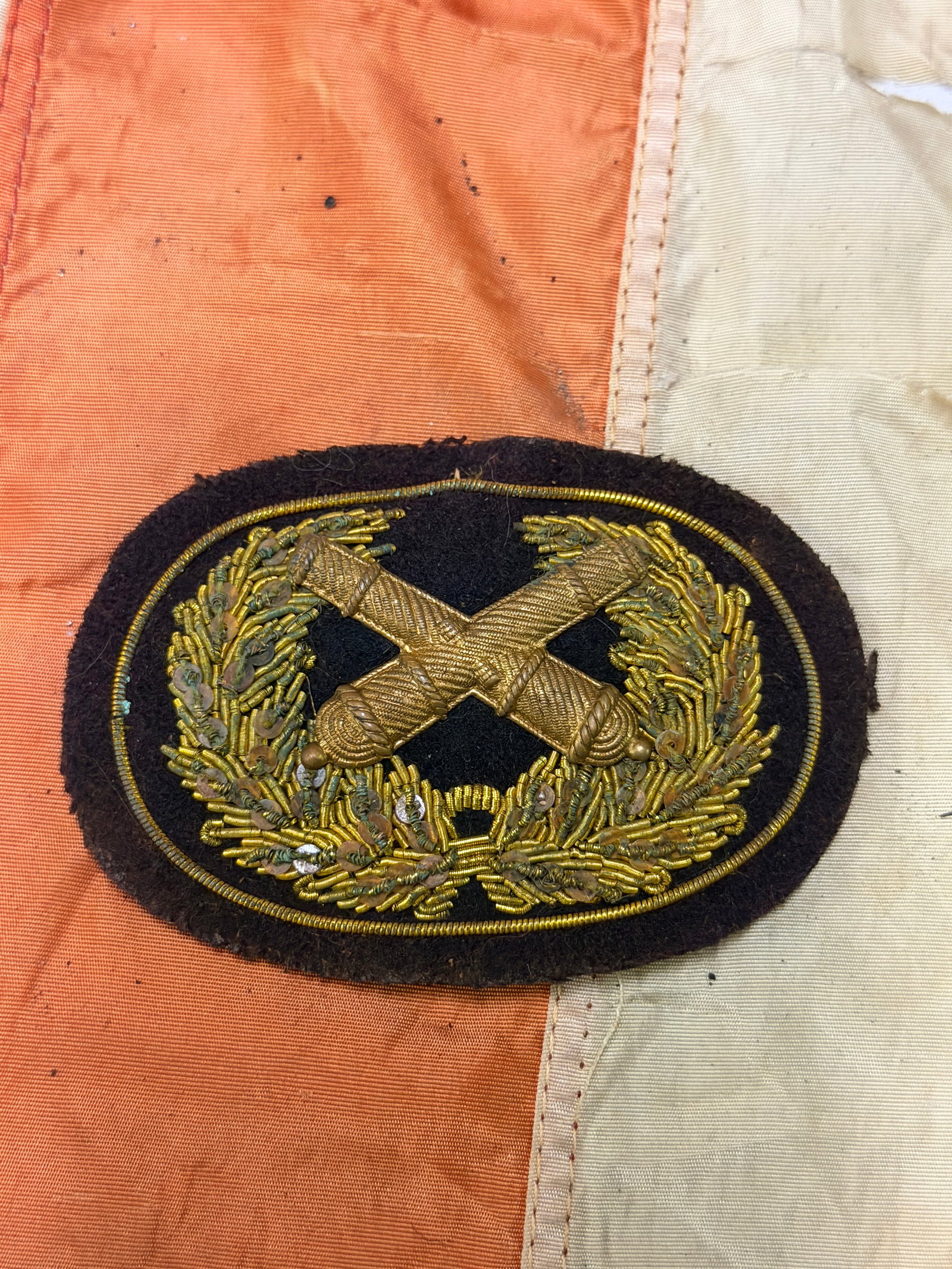 CIVIL WAR ARTILLERY CROSSED CANNONS WITH WREATH BULLION BADGE BY SCHUYLER HARTLEY & GRAHAM: CIVIL WAR ARTILLERY CROSSED CANNONS WITH WREATH BULLION BADGE BY SCHUYLER HARTLEY & GRAHAM. A VERY RARE FIND. SHOWS GOOD WEAR AND USE WITH A BEAUTIFUL OVERALL PATINA. HAS A GREAT LOOK TO IT WITH AN EX