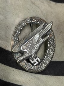 WW2 German Luftwaffe paratrooper badge by Berg & Nolte "B&NL"