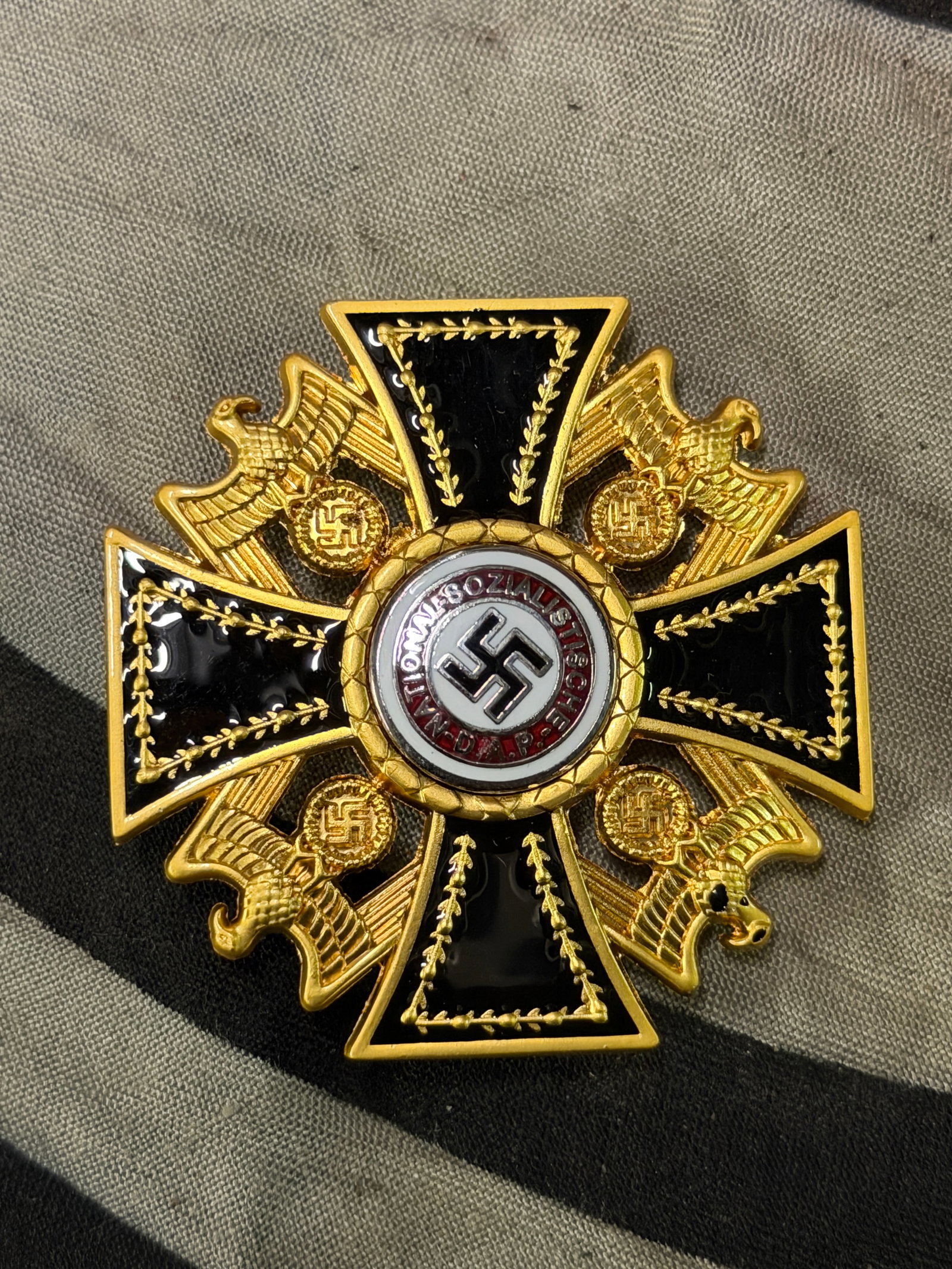 RARE WW2 GERMAN ORDER 2ND CLASS CROSS BY MUNCHEN 9: RARE WW2 GERMAN ORDER 2ND CLASS CROSS BY MUNCHEN 9. A VERY RARE EXAMPLE THAT IS IN MINT OVERALL SHAPE AND CONDITION WITH A BEAUTIFUL OVERALL PATINA. SHOWS GOOD WEAR AND USE. PLEASE VIEW ALL DETAILED P
