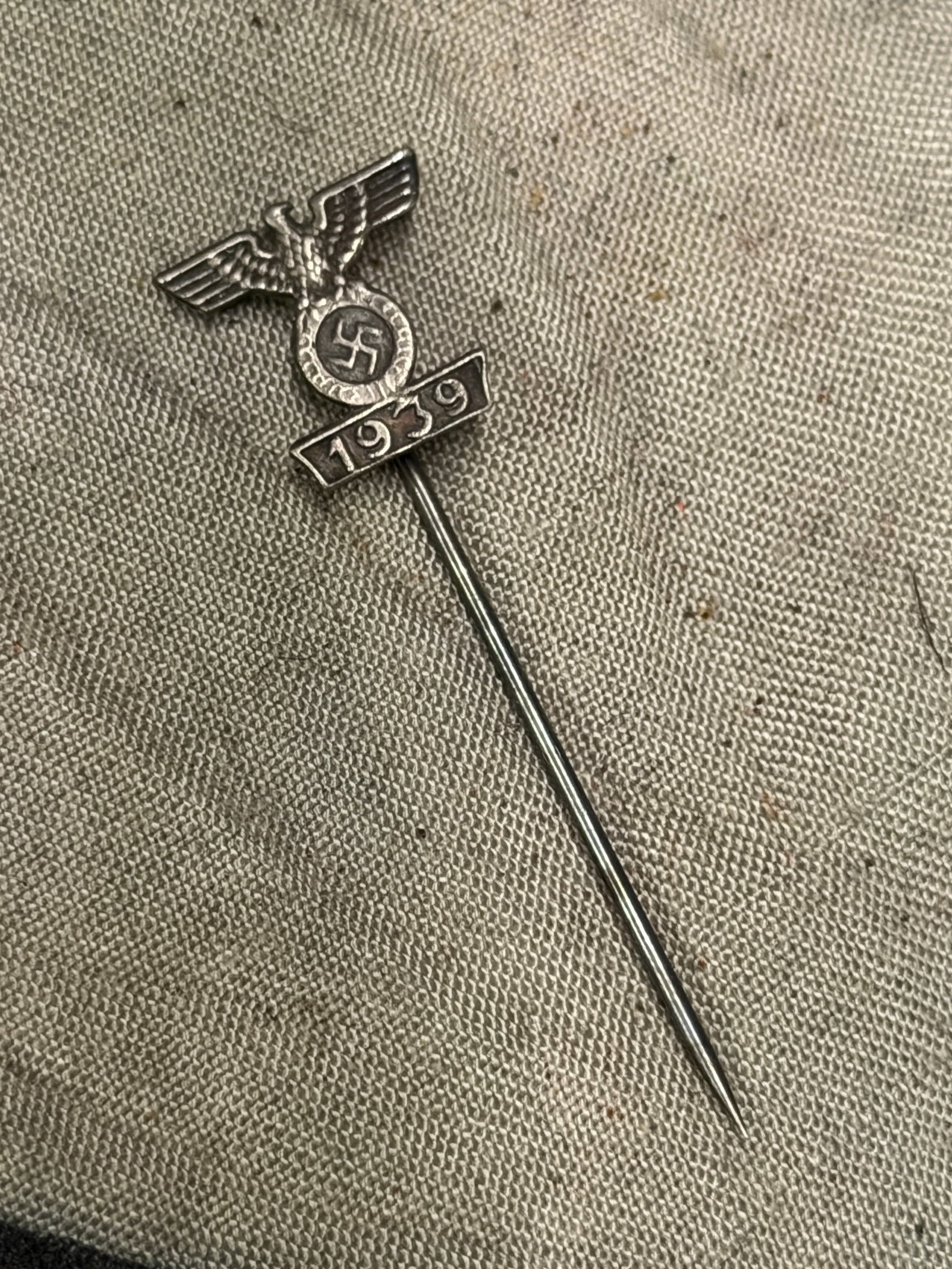 WW2 GERMAN 2ND CLASS IRON CROSS BAR STICK PIN: WW2 GERMAN 2ND CLASS IRON CROSS BAR STICK PIN. A RARE FIND. SHOWS GOOD WEAR AND USE WITH A BEAUTIFUL OVERALL PATINA. PLEAS VIEW ALL DETAILED PICTURES. A RARE EXAMPLE OF THE TIME PERIOD.