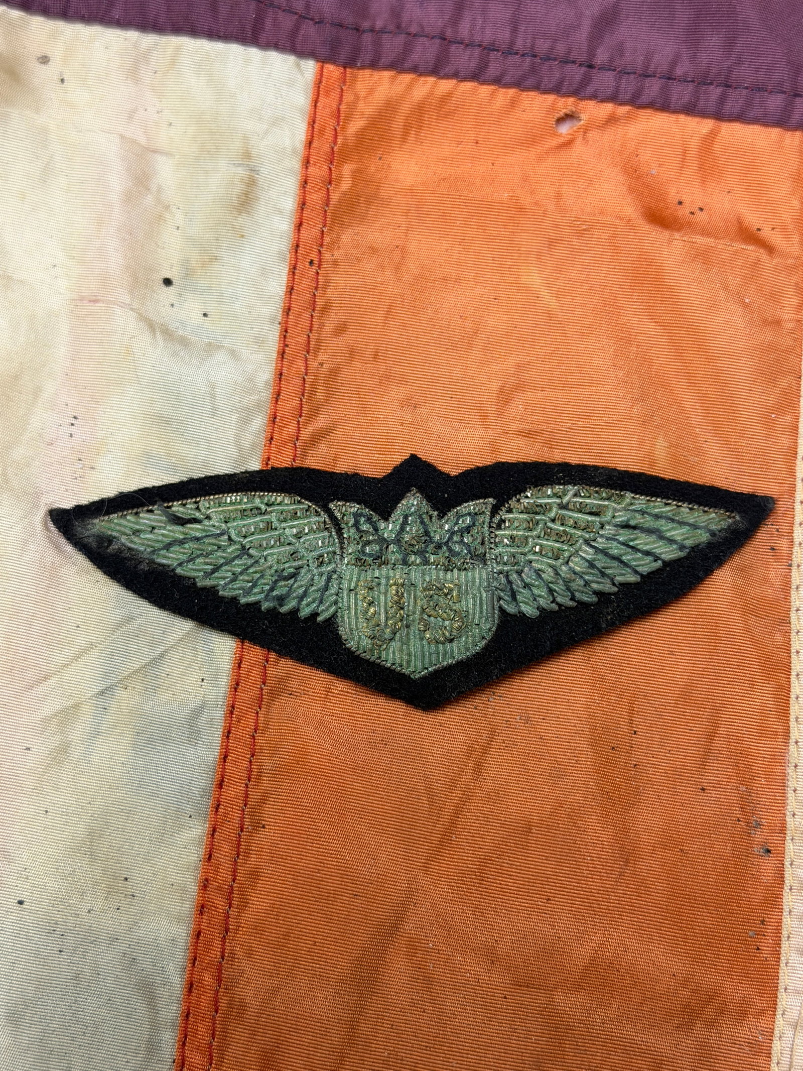 RARE WW1 U.S. ARMY AIR SERVICE BULLION PILOT WING WITH CLOTH BACKING: RARE WW1 U.S. ARMY AIR SERVICE BULLION PILOT WING WITH CLOTH BACKING. Full size wing, approximately 3 1/2 inches wide in overall size. The wing is silver bullion thread with gold bullion “US”,