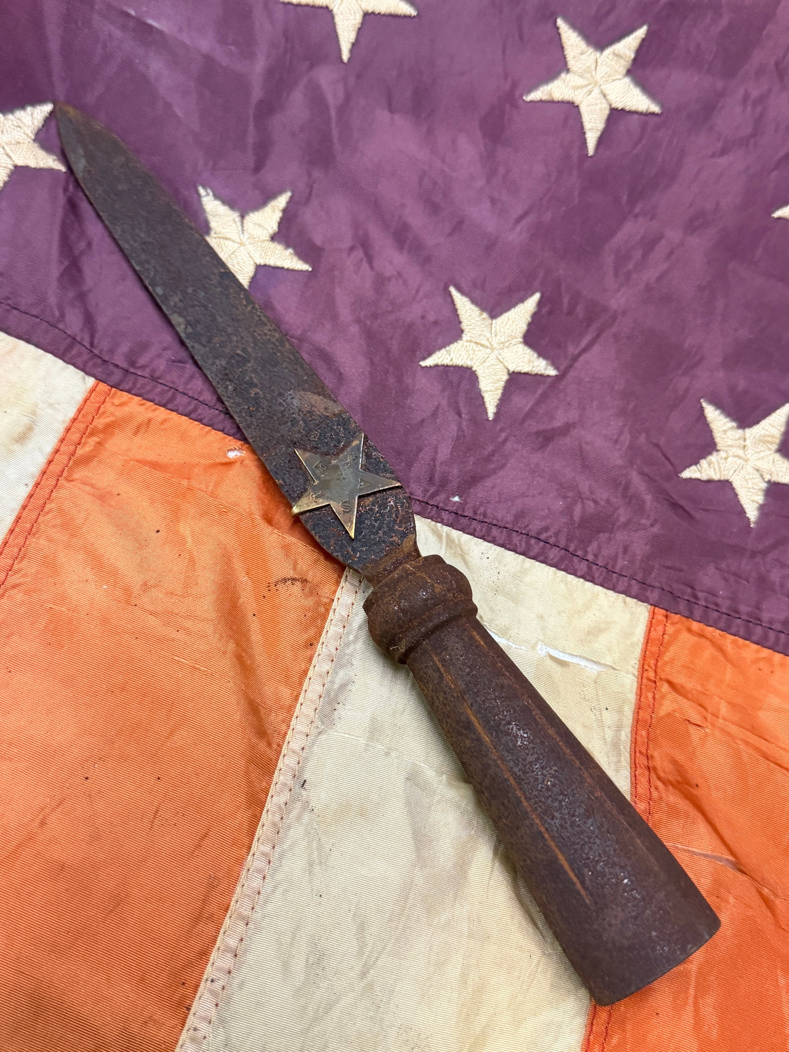 CIVIL WAR CONFEDERATE CSA TEXAS REBEL SPIKE EDGE TOP: CIVIL WAR CONFEDERATE CSA TEXAS REBEL SPIKE EDGE TOP. A VERY RARE FIND. COMES FROM A LARGE COLLECTION. SHOWS GOOD WEAR AND USE WITH A BEAUTIFUL OVERALL PATINA. HAS A GREAT LOOK TO IT WITH AN EXCELLENT
