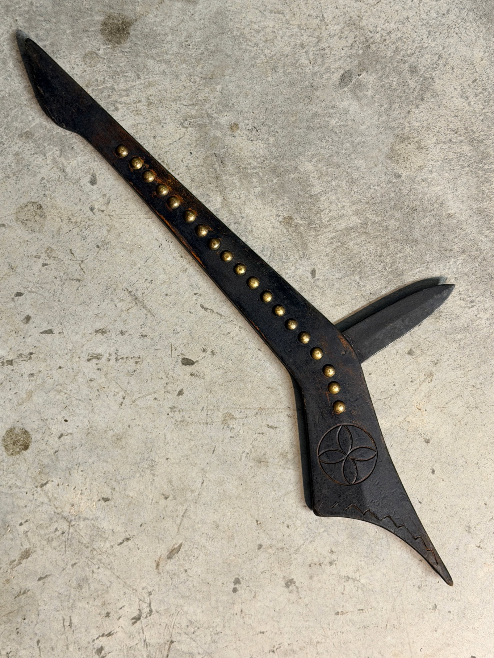 1800'S NATIVE AMERICAN PLAINS SIOUX INDIANS GUNSTOCK WAR CLUB TOMAHAWK: The product is an authentic 1800's Native American Sioux Indian war club tomahawk, showcasing the traditional weapons used by the Sioux tribe. This artifact holds historical significance as it represe