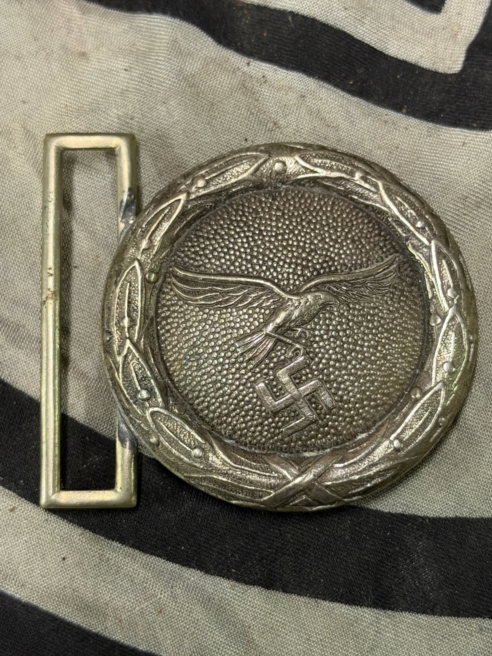 WW2 GERMAN LUFTWAFFE OFFICER BELT PLATE WITH HERMANN GOERING SIGNATURE.: WW2 GERMAN LUFTWAFFE OFFICER BELT PLATE WITH HERMANN GOERING SIGNATURE. A VERY RARE FIND. SHOWS GOOD WEAR AND USE WITH A BEAUTIFUL OVERALL PATINA. SIGNAUTURE IS ON THE BACK OF THE BUCKLE - VIEW PICTUR