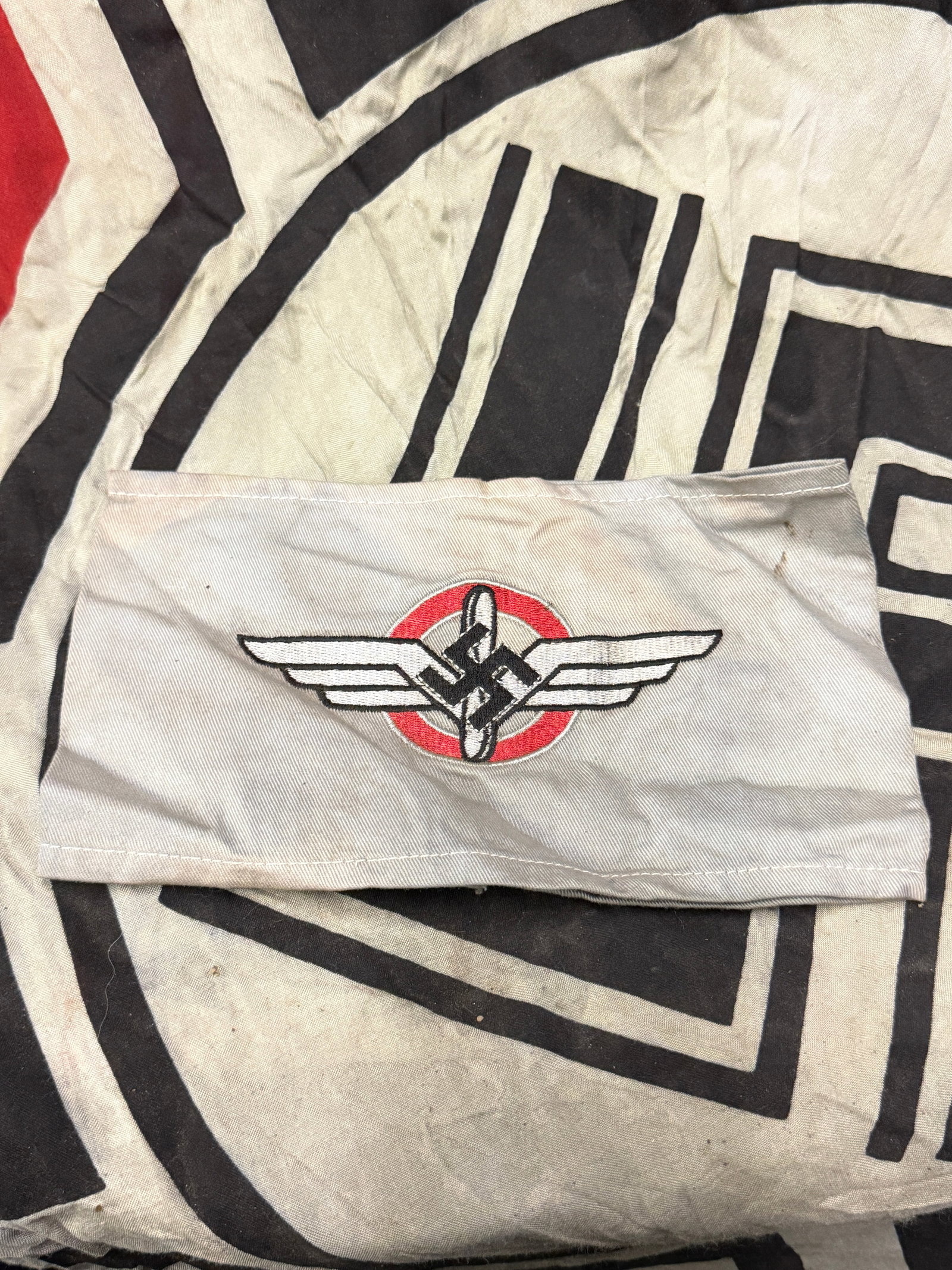 SCARCE WW2 GERMAN DLV FLYERS ARMBAND: SCARCE WW2 GERMAN DLV FLYERS ARMBAND. A RARE FIND. SHOWS GOOD WEAR AND USE WITH A BEAUTIFUL OVERALL PATINA. PLEASE VIEW ALL DETAILED PICTURES. A RARE EXAMPLE OF THE TIME PERIOD.