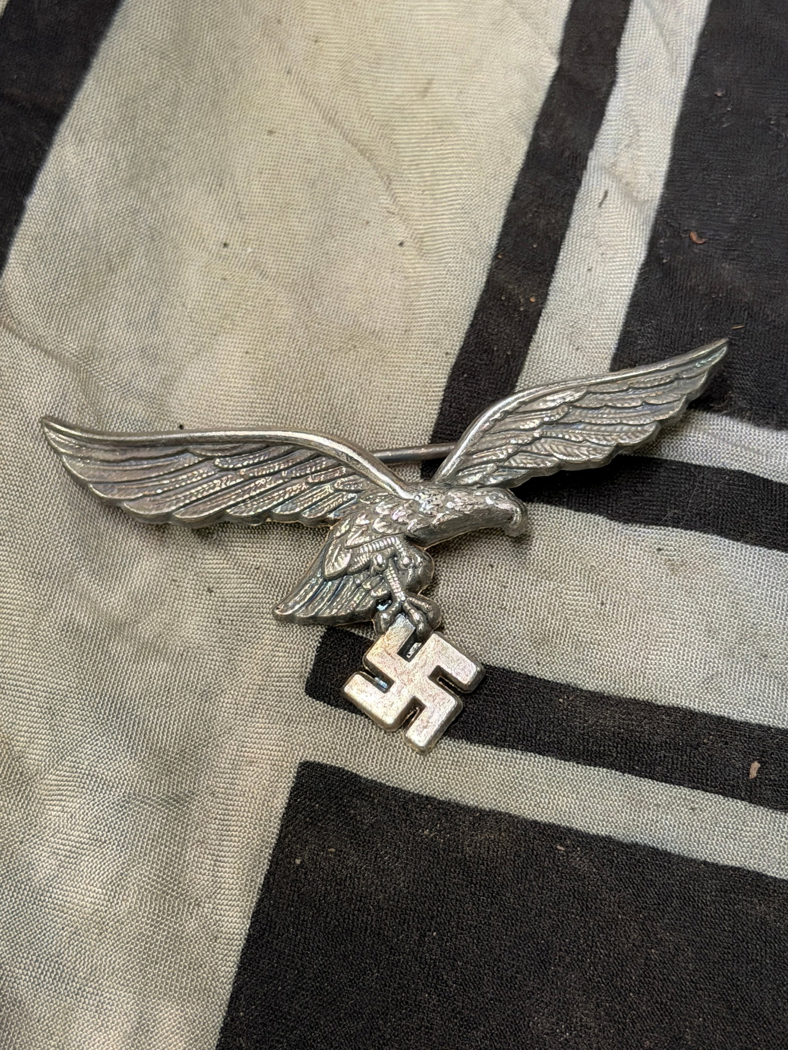 WW2 Luftwaffe Aluminum Chest Eagle - 2nd pattern - Assmann & Söhne: WW2 Luftwaffe Aluminum Chest Eagle - 2nd pattern - Assmann & Söhne. Beautiful example of the aluminum breast eagle of the Luftwaffe made by the company LW Assmann & Söhne from Lüdenscheid. This eag