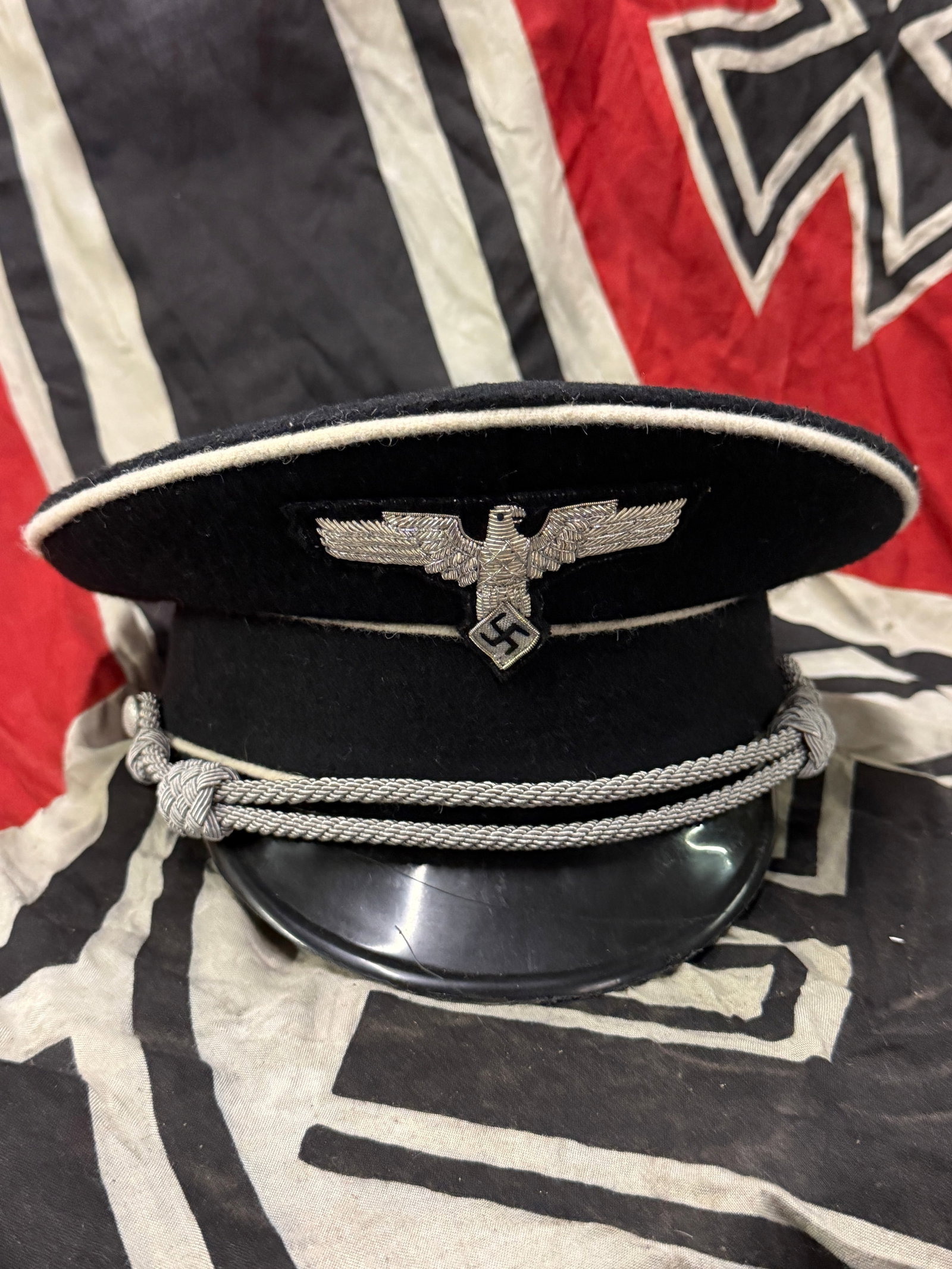 SCARCE WW2 GERMAN HITLER YOUTH LEADERS VISOR CAP: SCARCE WW2 GERMAN HITLER YOUTH LEADERS VISOR CAP. A RARE FIND. SHOWS GOOD WEAR AND USE WITH A BEAUTIFUL OVERALL PATINA. PLEASE VIEW ALL DETAILED PICTURES. A RARE EXAMPLE OF THE TIME PERIOD.