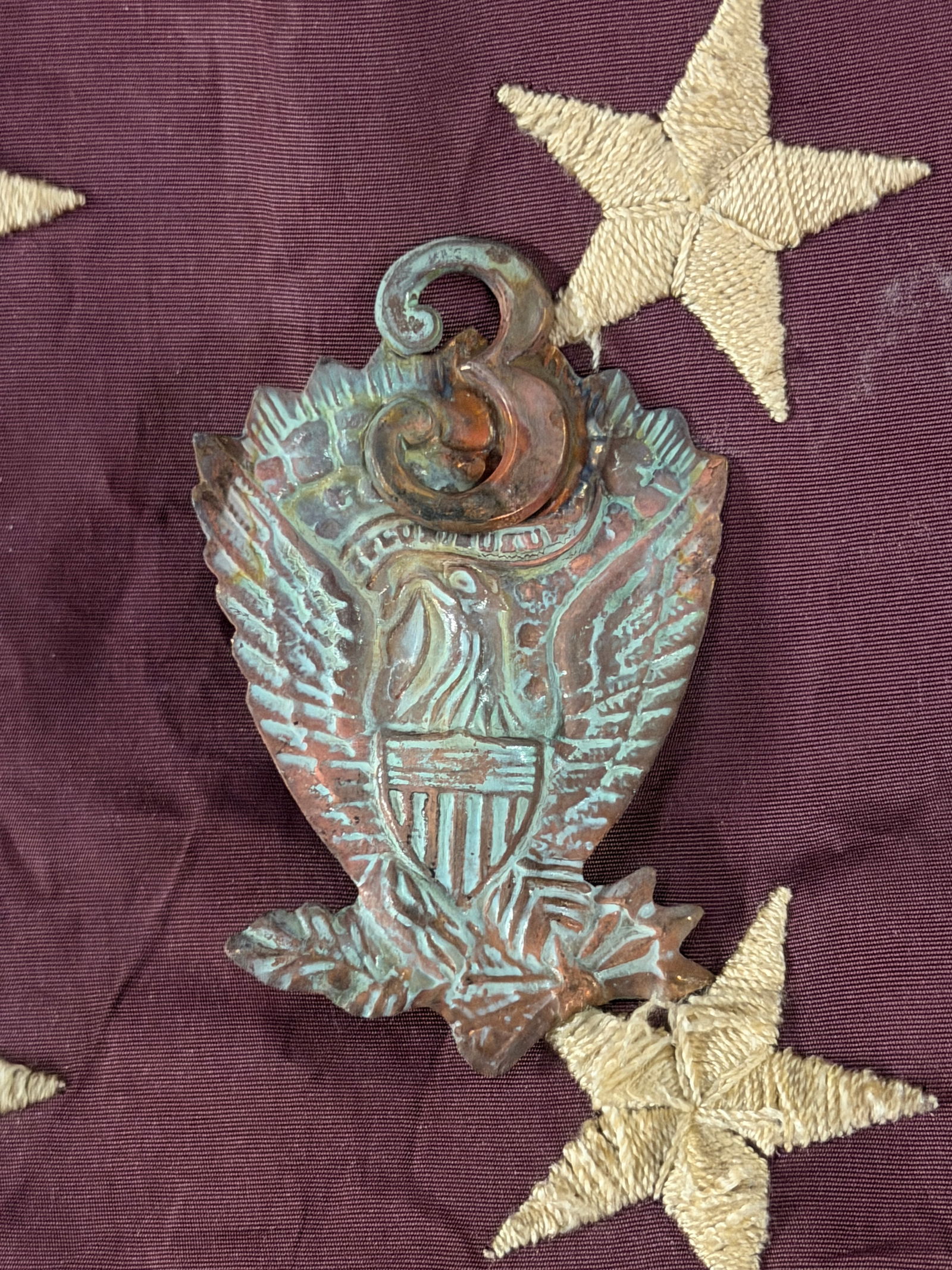 CIVIL WAR HARDEE HAT SIDE JEFF DAVIS 3RD CORPS EAGLE BADGE INSIGNIA: CIVIL WAR HARDEE HAT SIDE JEFF DAVIS 3RD CORPS EAGLE BADGE INSIGNIA. A VERY RARE FIND. SHOWS GOOD WEAR AND USE WITH A BEAUTIFUL OVERALL PATINA. HAS A GREAT LOOK TO IT WITH AN EXCELLENT OVERALL EYE APP