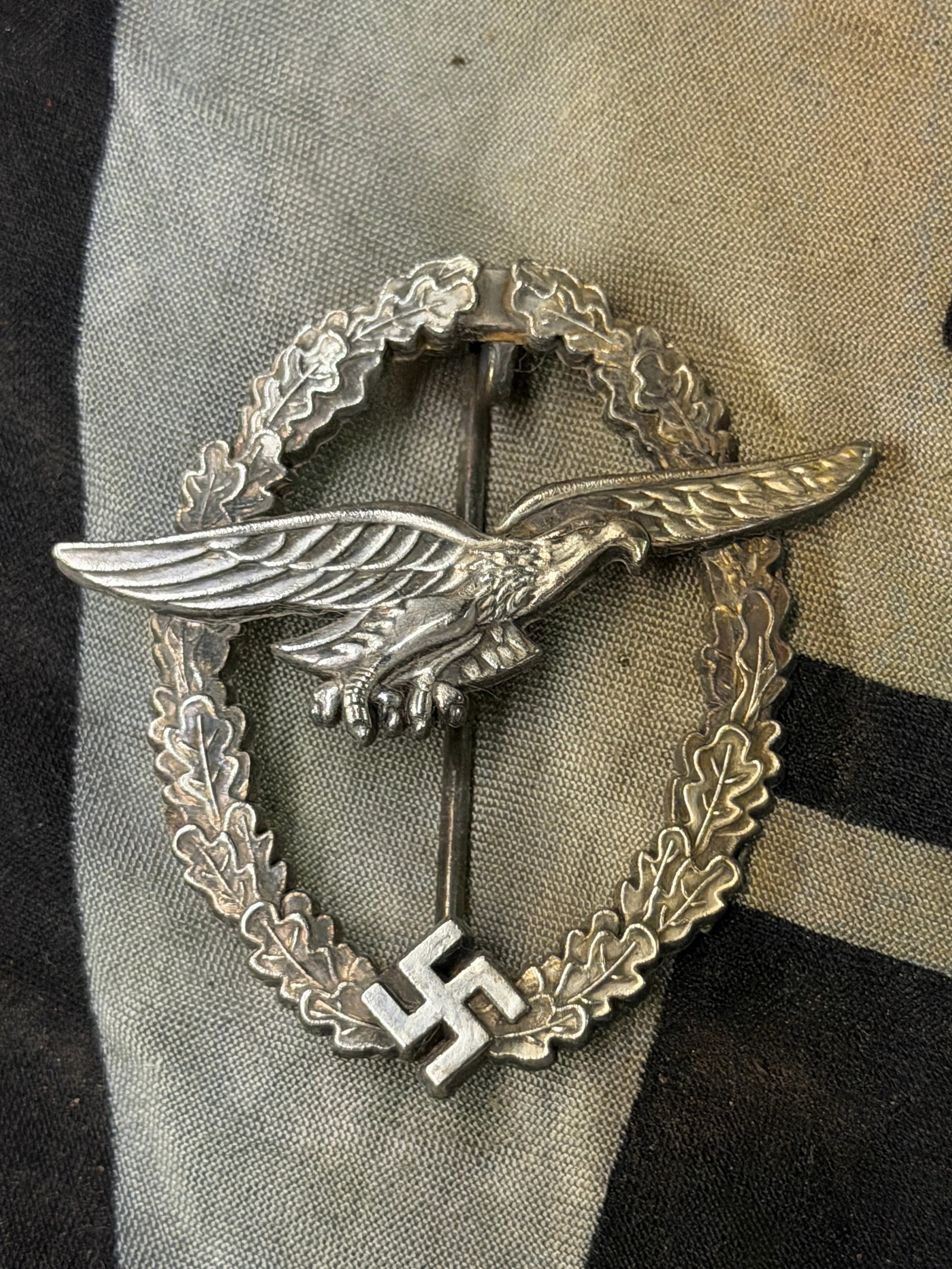 WW2 German Luftwaffe Glider Pilots Badge In Silver by C.E. Juncker Berlin SW: WW2 German Luftwaffe Glider Pilots Badge In Silver by C.E. Juncker Berlin SW. A rare find. Shows good wear and use with a beautiful overall patina. Please view all detailed pictures. A rare example of