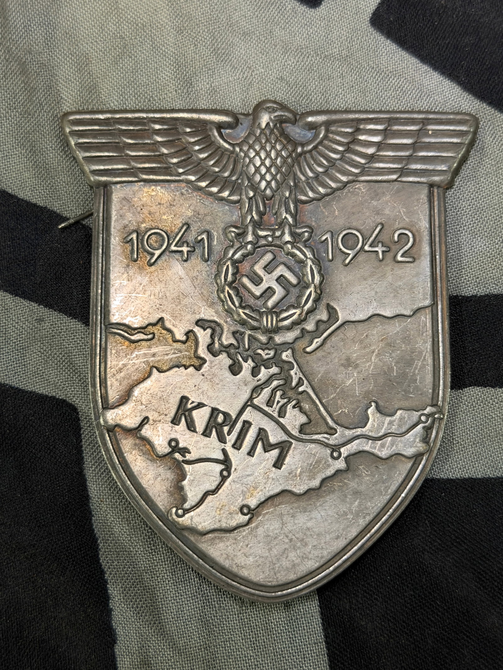 WWII German CRIMEAN CAMPAIGN SHIELD. (Krimschild): WWII German CRIMEAN CAMPAIGN SHIELD. (Krimschild). The Crimean Campaign shield was instituted on July 25TH 1942, as the third official campaign shield for award to all Wehrmacht, (Armed Forces), perso