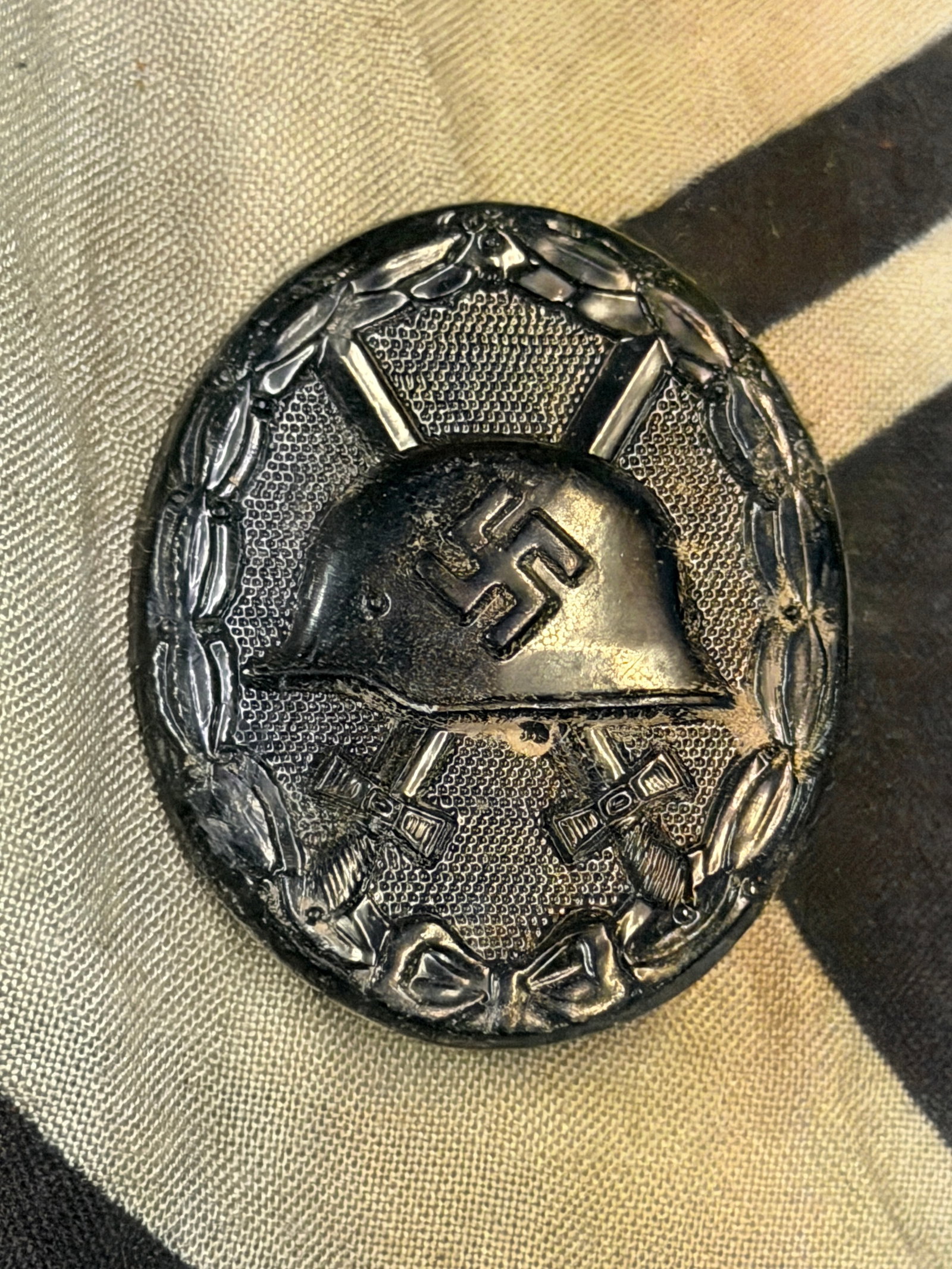 SCARCE WW2 GERMAN WOUND BADGE IN BLACK MARKED 30: SCARCE WW2 GERMAN WOUND BADGE IN BLACK MARKED 30. A VERY RARE EXAMPLE. SHOWS GOOD WEAR AND USE WITH A BEAUTIFUL OVERALL PATINA. MARKED 30 ON THE REVERSE. PLEASE VIEW ALL DETAILED PICTURES. A RARE EXAM