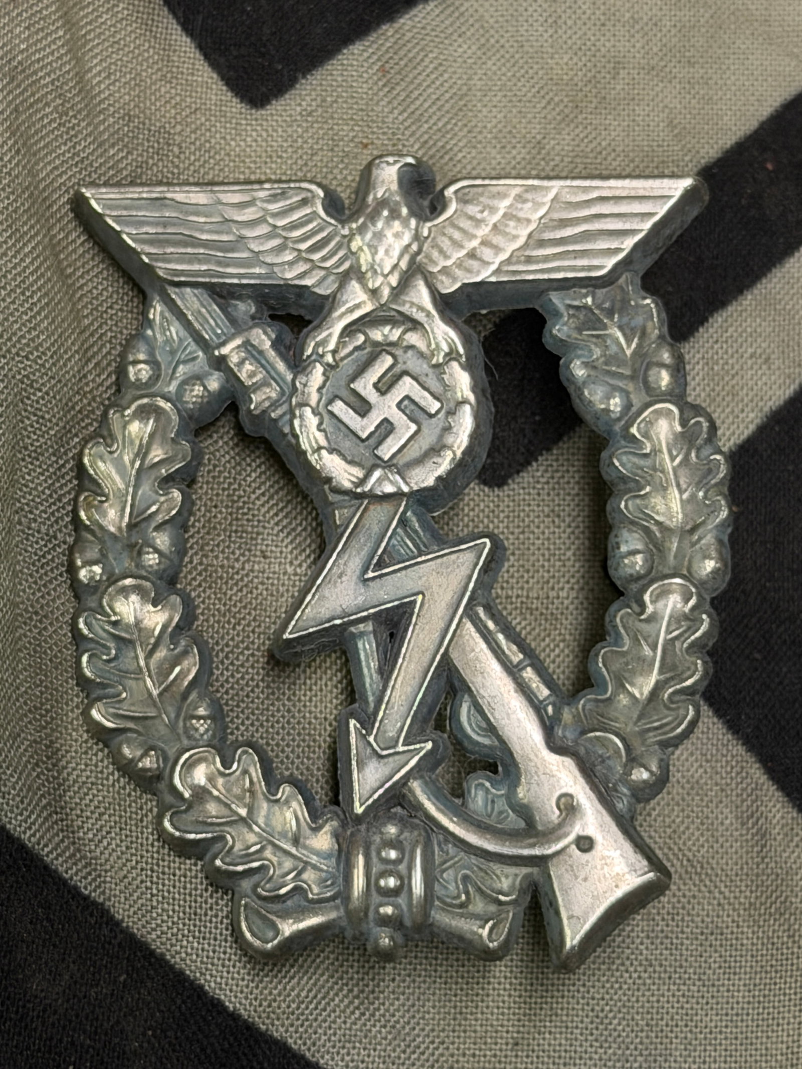 WW2 German Luftwaffe Ground Combat Badge: WW2 German Luftwaffe Ground Combat Badge. Shows good wear and use with a beautiful overall patina. Comes from a large collection. Please view all detailed pictures. A rare example of the time period.
