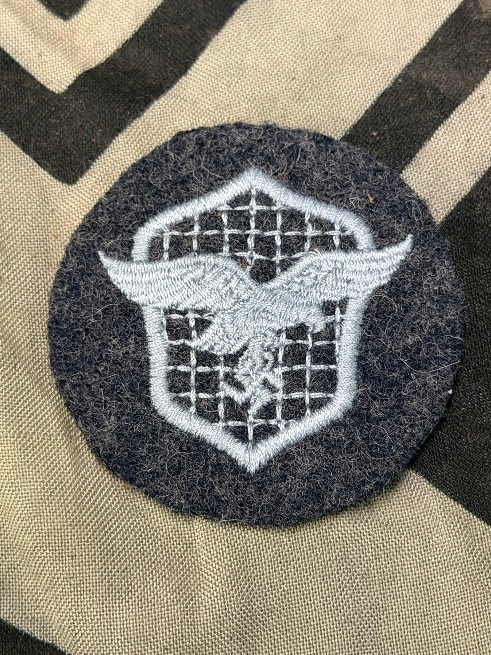 WW2 German Luftwaffe EM/NCO Transport Driver Sleeve Patch: WW2 German Luftwaffe EM/NCO Transport Driver Sleeve Patch. Tätigkeitsabzeichen Kraftfahrpersonal der Luftwaffe (Luftwaffe Transport Driver Sleeve Badge.)