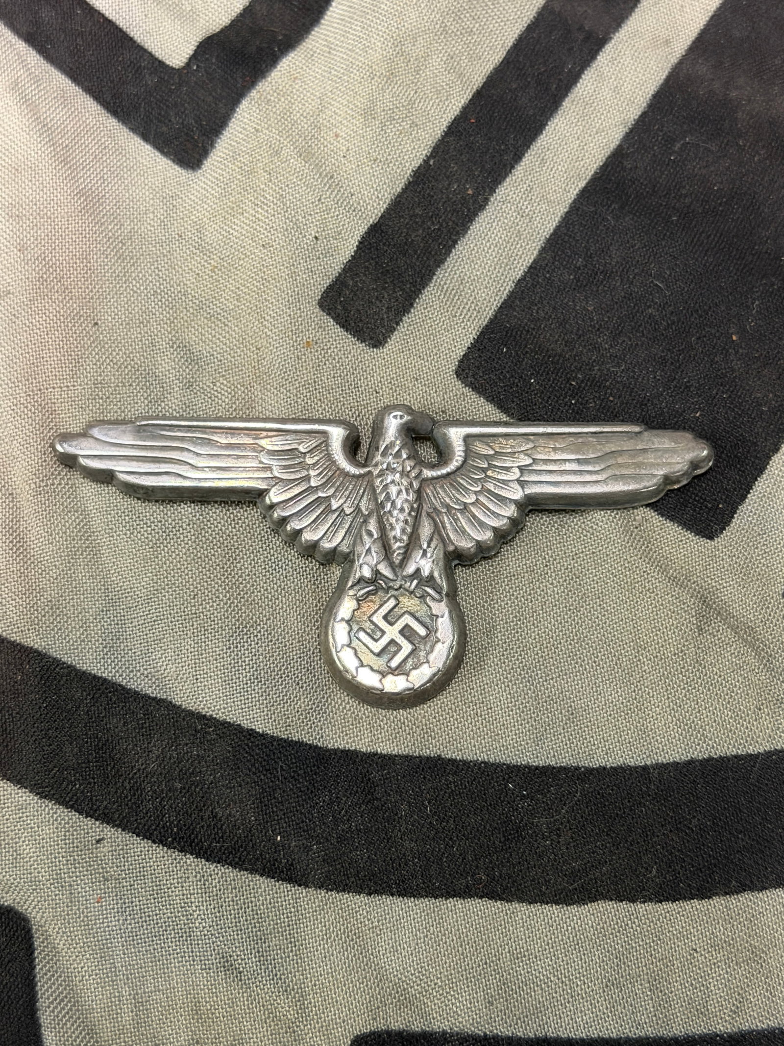 RARE WW2 GERMAN WAFFEN SS VISOR CAP EAGLE BADGE: RARE WW2 GERMAN WAFFEN SS VISOR CAP EAGLE BADGE. A RARE FIND. SHOWS GOOD WEAR AND USE WITH A BEAUTIFUL OVERALL PATINA. PLEASE VIEW ALL DETAILED PICTURES. A RARE EXAMPLE OF THE TIME PERIOD.