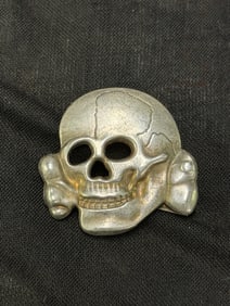 WW2 GERMAN TOTENKOPF SS SKULL BADGE BY RZM M1/122