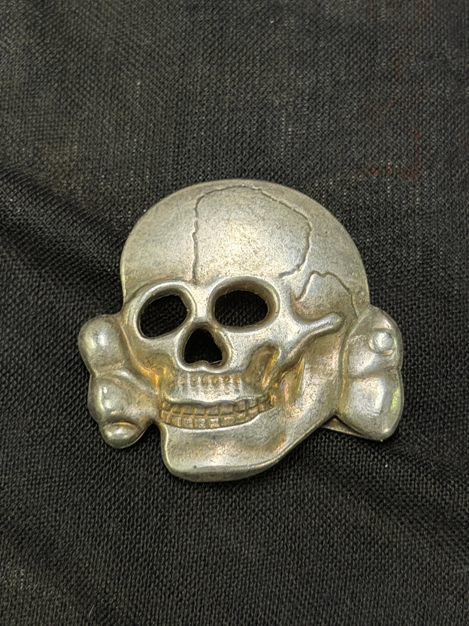 WW2 GERMAN TOTENKOPF SS SKULL BADGE BY RZM M1/122: WW2 GERMAN TOTENKOPF SS SKULL BADGE BY RZM M1/122. A VERY RARE FIND THAT IS IN MINT OVERALL SHAPE AND CONDITION WITH A BEAUTIFUL OVERALL PATINA. SHOWS GOOD WEAR AND USE. PLEASE VIEW AL DETIALED PICTUR