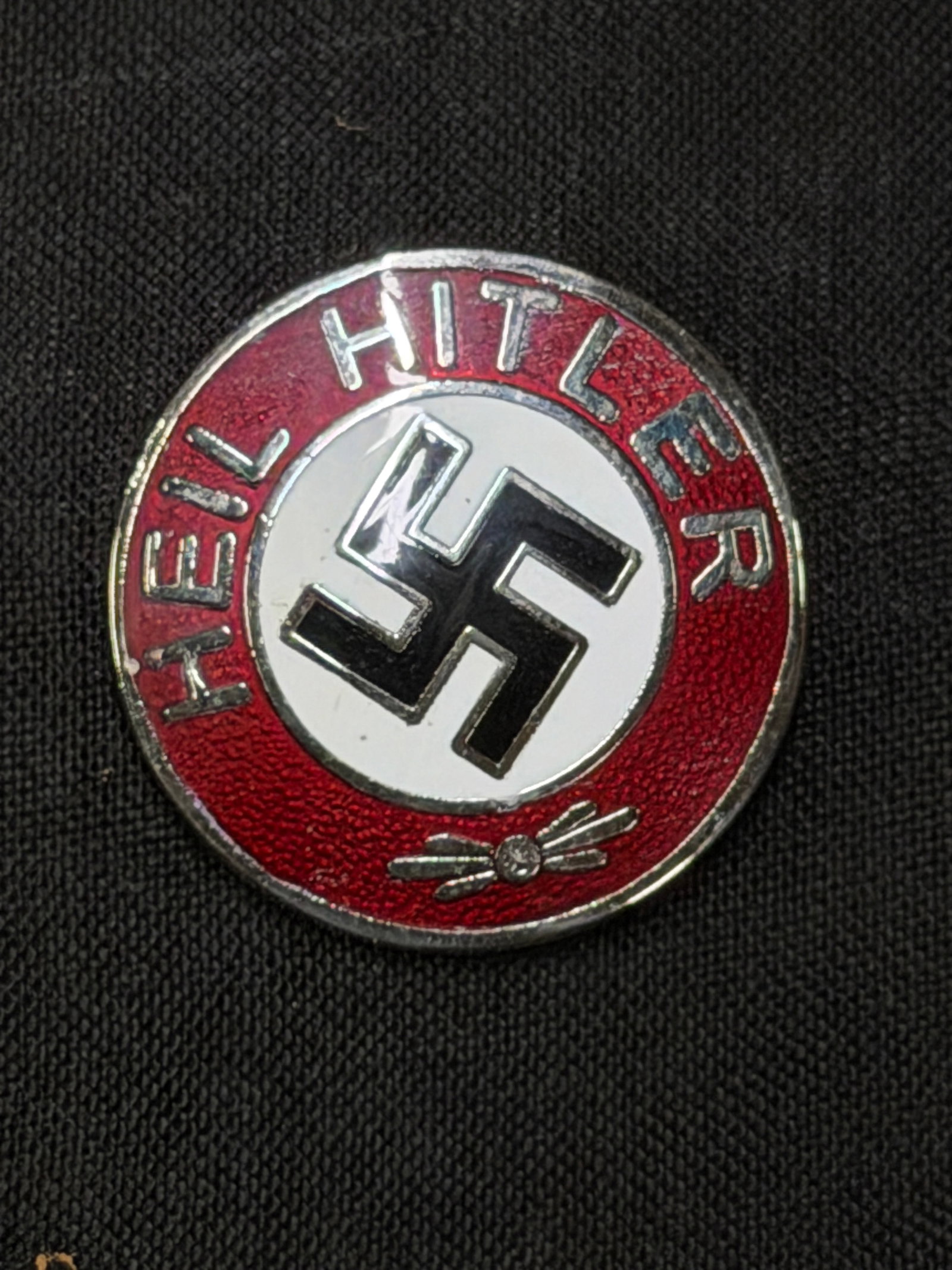 WW2 GERMAN HEIL HITLER LAPEL ENAMELED PIN BADGE BY RZM M1/129: WW2 GERMAN HEIL HITLER LAPEL ENAMELED PIN BADGE BY RZM M1/129. A VERY RARE FIND. SHOWS GOOD WEAR AND USE WITH A BEAUTIFUL OVERALL PATINA. PLEASE VIEW ALL DETAILED PICTURES. A SCARCE EXAMPLE.