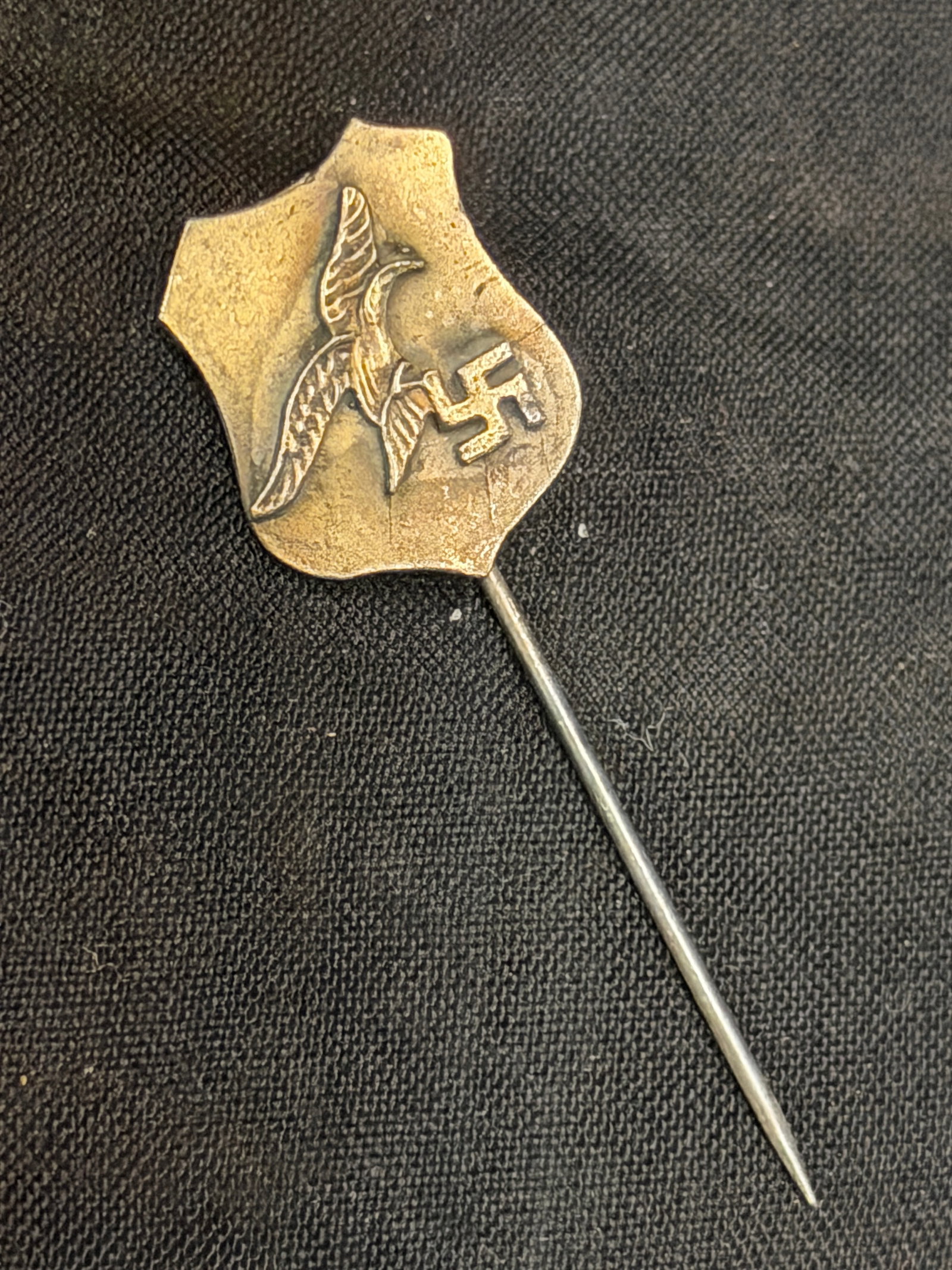 RARE WW2 GERMAN LUFTWAFFE TUNIC STICKPIN: RARE WW2 GERMAN LUFTWAFFE TUNIC STICKPIN. A RARE EARLY VERSION THAT IS IN MINT OVERALL SHAPE AND CONDITION WITH A BEAUTIFUL OVERALL PATINA. PLEASE VIEW ALL DETAILED PICTURES. A RARE EXAMPLE.