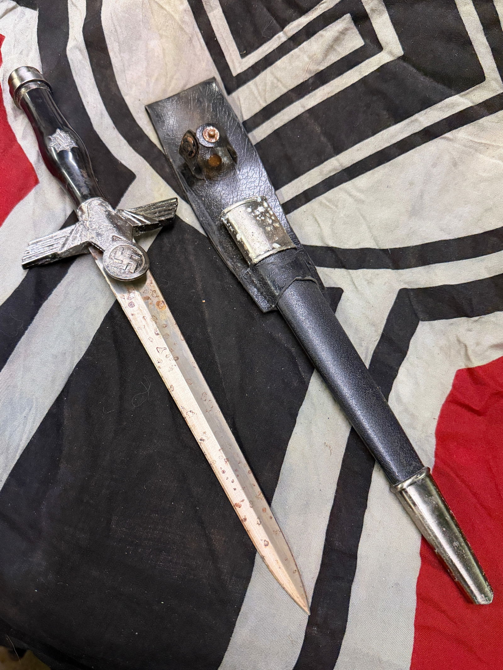 Rare WW2 German 1st Model RLB Leader’s Dagger With Scabbard: Rare WW2 German 1st Model RLB Leader’s Dagger With Scabbard. Shows good wear and use with a beautiful overall patina. Please view all detailed pictures. A rare example of the time period.