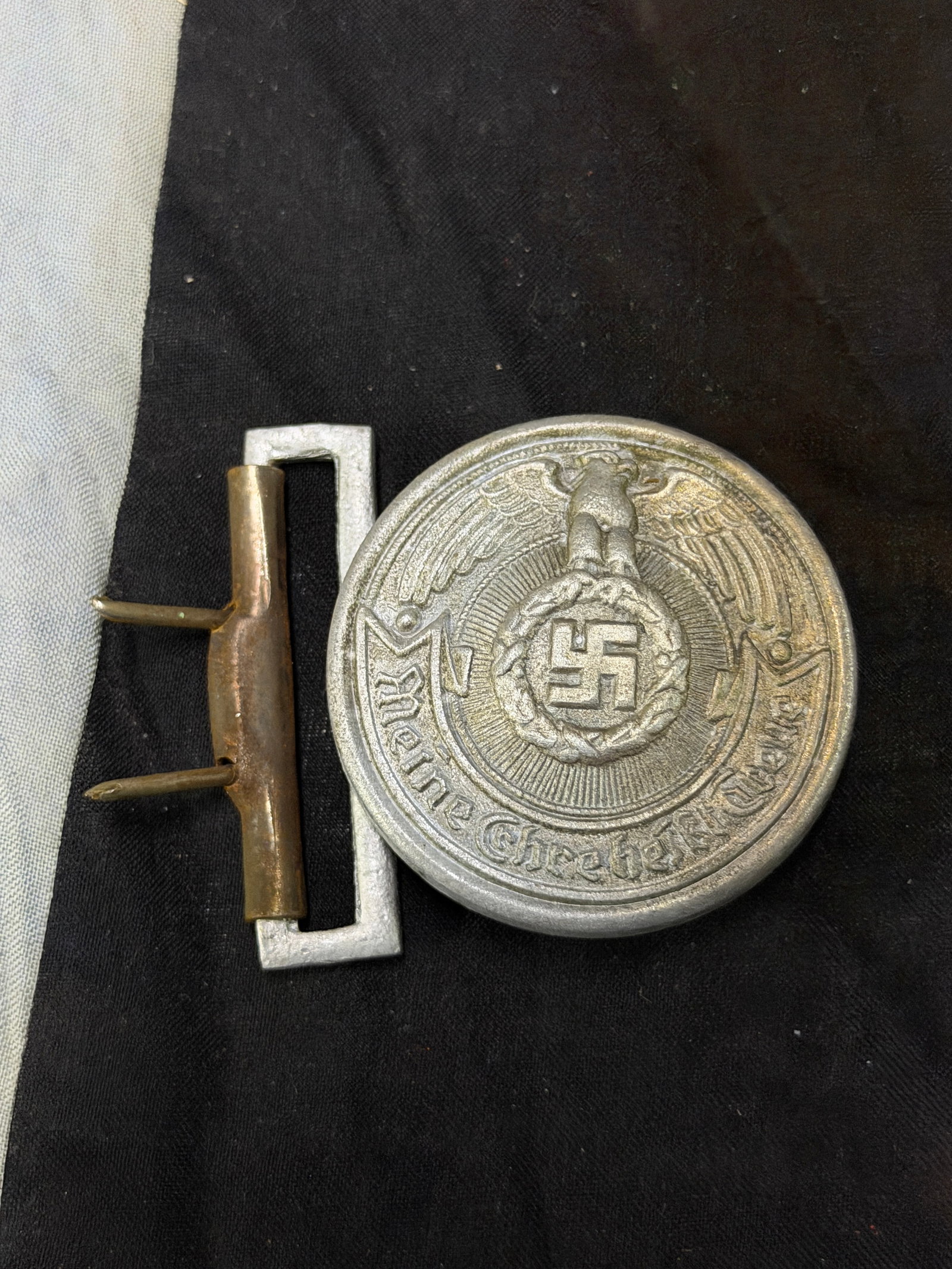 WW2 GERMAN WAFFEN SS BELT BUCKLE BY RZM: WW2 GERMAN WAFFEN SS BELT BUCKLE BY RZM. A RARE EXAMPLE THAT IS IN MINT OVERALL SHAPE AND CONDITION WITH A BEAUTIFUL OVERALL PATINA. SHOWS GOOD WEAR AND USE. PLEASE VIEW ALL DETAILED PICTURES. A SCARC