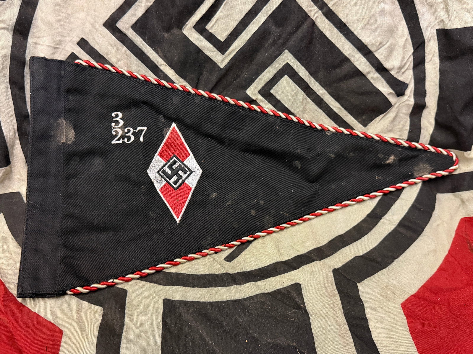 WW2 German Hitler Youth ( Hitler Jugend ) Pennant 3/237: WW2 German Hitler Youth ( Hitler Jugend ) Pennant 3/237. A rare example that is in mint overall shape and condition with a beautiful overall patina. Please view all detailed pictures. A rare example o