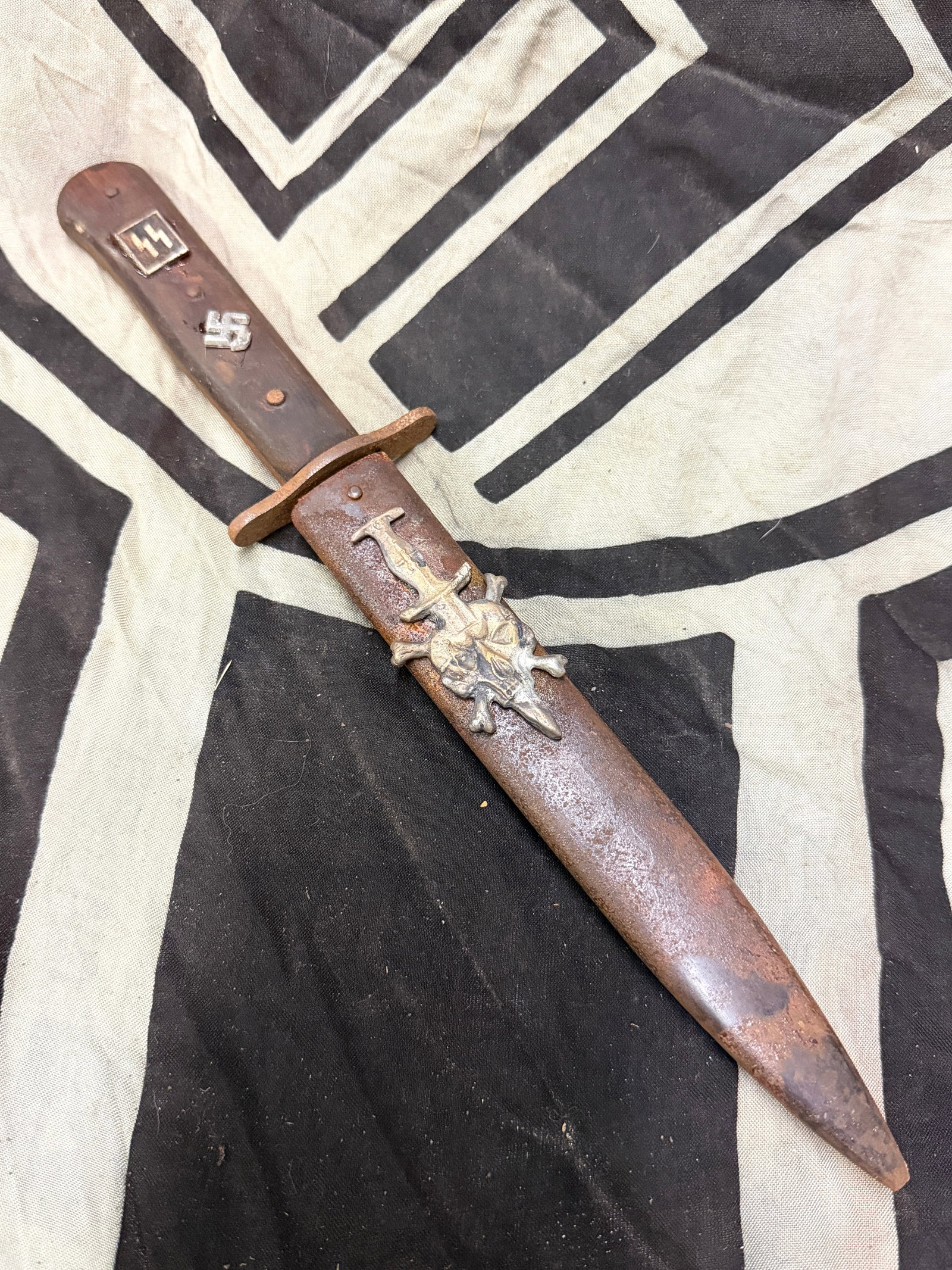 RARE WW2 GERMAN WAFFEN SS TRENCH ART MADE FIGHTING DAGER WITH SCABBARD: RARE WW2 GERMAN WAFFEN SS TRENCH ART MADE FIGHTING DAGER WITH SCABBARD. A VERY RARE EXAMPLE THAT IS IN MINT OVERALL SHAPE AND CONDITION WITH A BEAUTIFUL OVERALL PATINA. SHOWS GOOD WEAR AND USE. PLEASE