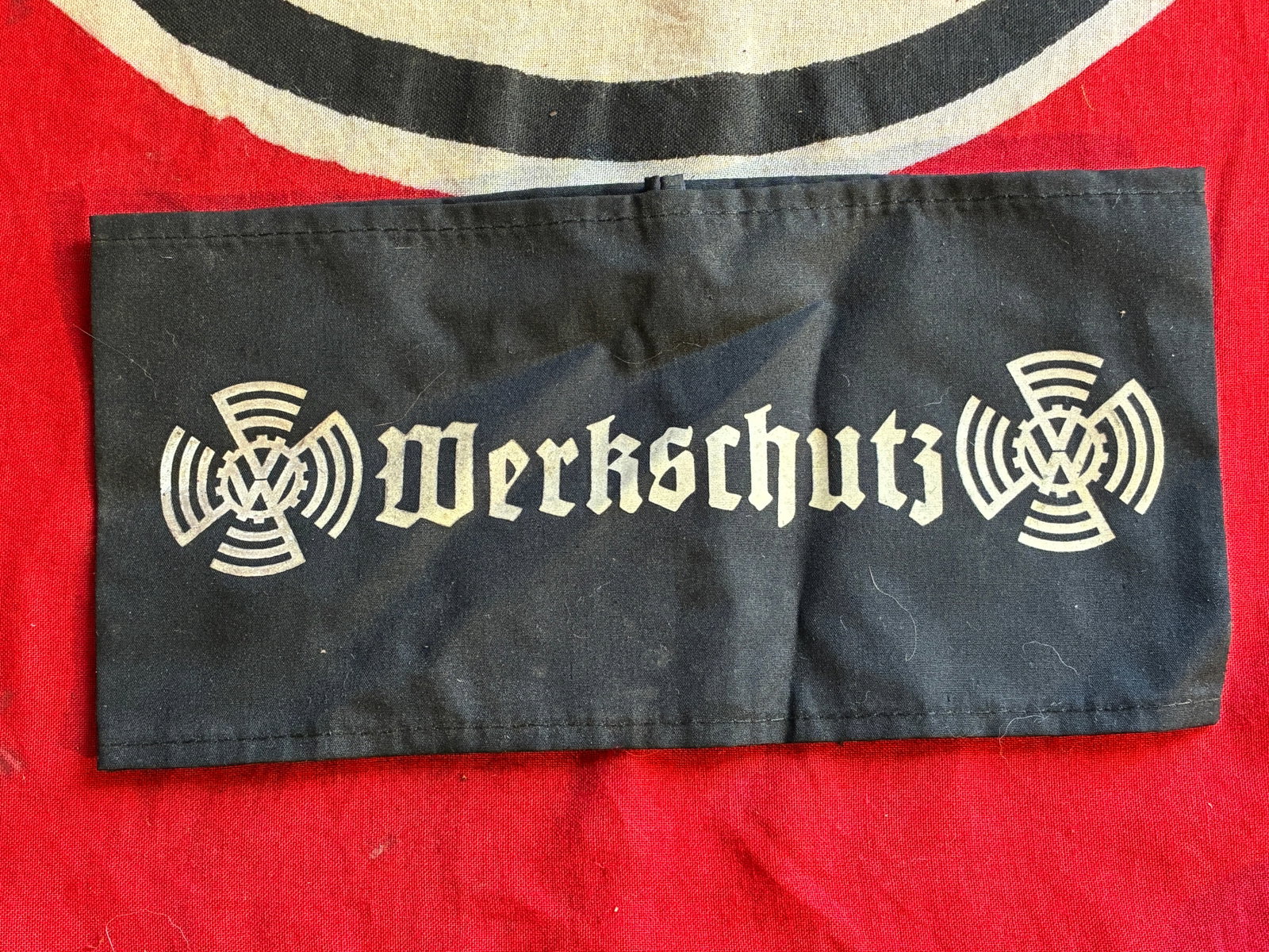 UNISSUED WW2 GERMAN WERKLUFTSCHUTZ VOLKSWAGEN FACTORY WORKERS ARMBAND: UNISSUED WW2 GERMAN WERKLUFTSCHUTZ VOLKSWAGEN FACTORY WORKERS ARMBAND. AN ULTRA RARE FIND THAT IS IN MINT OVERALL SHAPE AND CONDITION WITH A BEAUTIFUL OVERALL PAITNA. SHOWS GOOD WEAR AND USE. PLEASE V