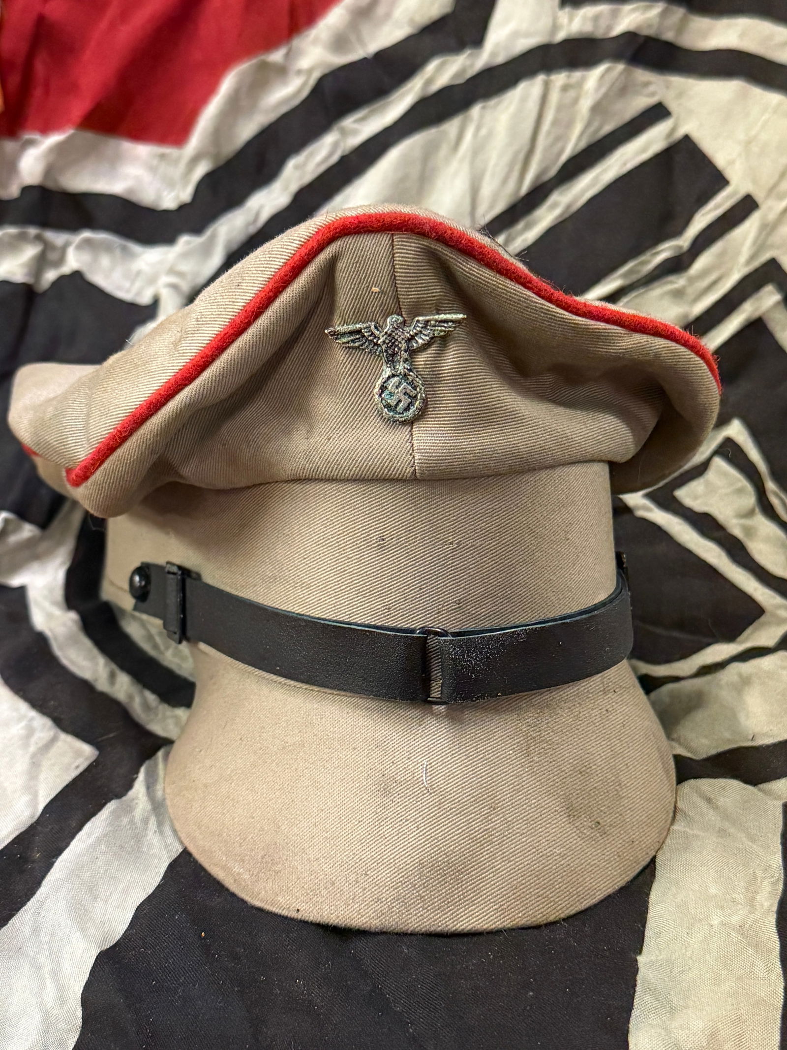 RARE WW2 GERMAN HITLER YOUTH LEADERS VISOR CAP WITH MAKER MARKS: RARE WW2 GERMAN HITLER YOUTH LEADERS VISOR CAP WITH MAKER MARKS - MAKER MARKED ON THE INSIDE. SHOWS GOOD WEAR AND USE. MISSING THE HTILER YOUTH DIAMOND INSIGNIA ON THE FRONT. PLEASE VIEW ALL DETAILED