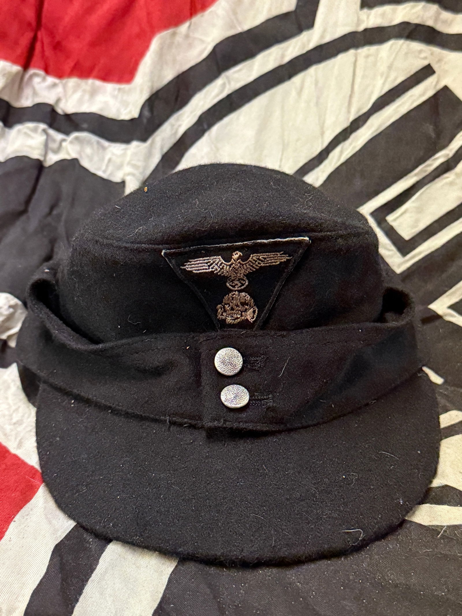 WWII GERMAN M43 BLACK PANZER LATE WAR SS FIELD CAP HAT WITH MAKER MARKS: WWII GERMAN M43 BLACK PANZER LATE WAR SS FIELD CAP HAT. WWII GERMAN M43 BLACK PANZER SS FIELD CAP HAT . WELL USED BUT STILL IN GOOD CONDITION . LATE WAR STYLE EMBROIDERED INSIGNIA. SHOWS GOOD WEAR AND